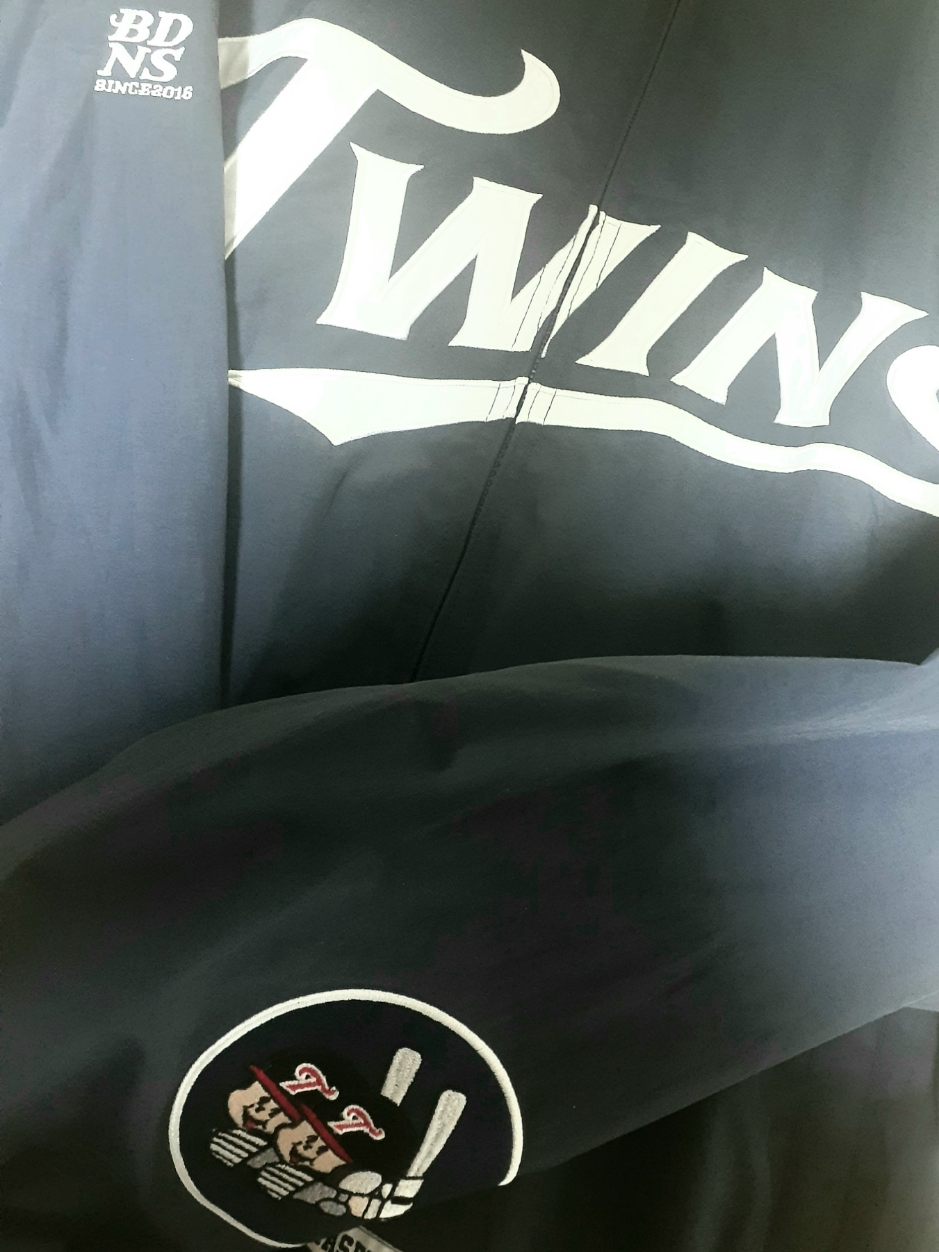 BDNS x LG TWINS Dugout Jacket Navy 착용 스타일