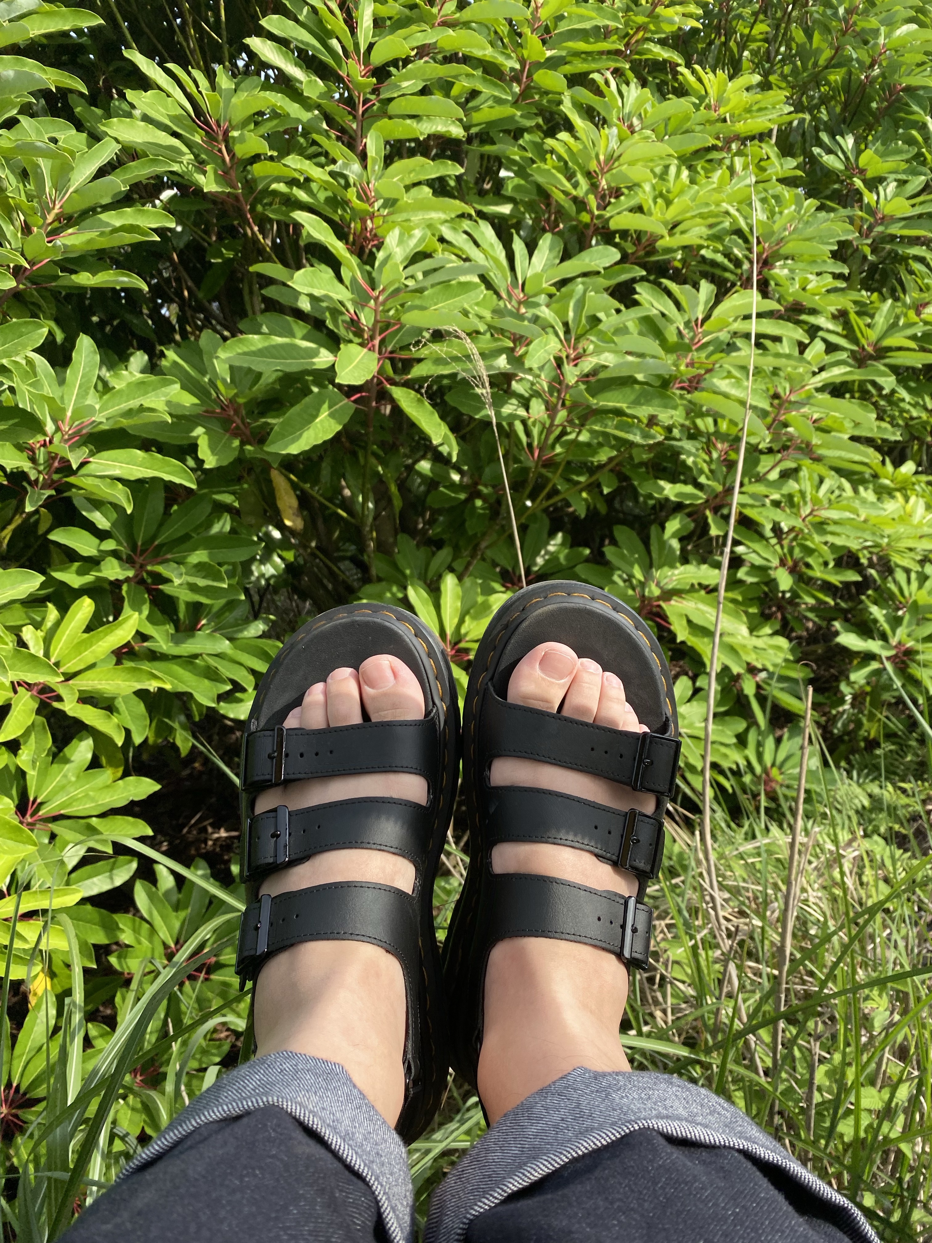 Dr. Martens Soloman Hydro Leather Strap Sandal Black 착용 스타일 - 2