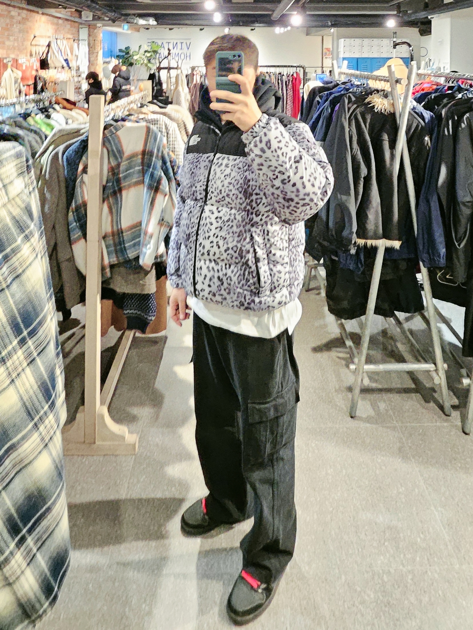 The North Face White Label Novelty Nuptse Down Jacket P Silver, Jordan 1 x Travis Scott Retro Low OG SP Black Phantom 착용 스타일 - 1