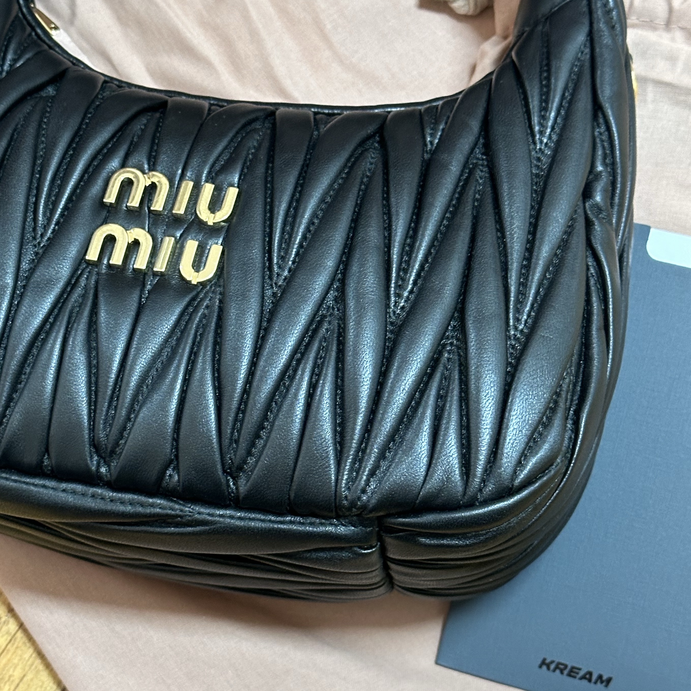 Miu Miu Wander Matelasse Nappa Leather Small Hobo Bag Black 착용 스타일