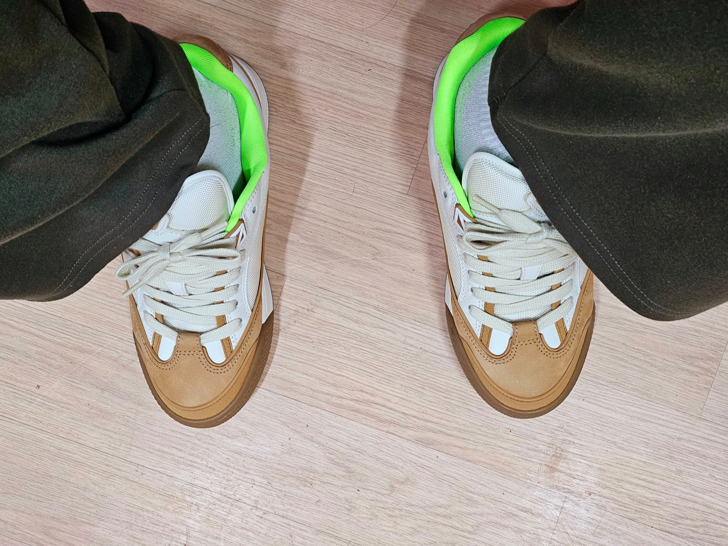 Dior x Cactus Jack B713 Sneakers Cream Coffee 착용 스타일 - 5