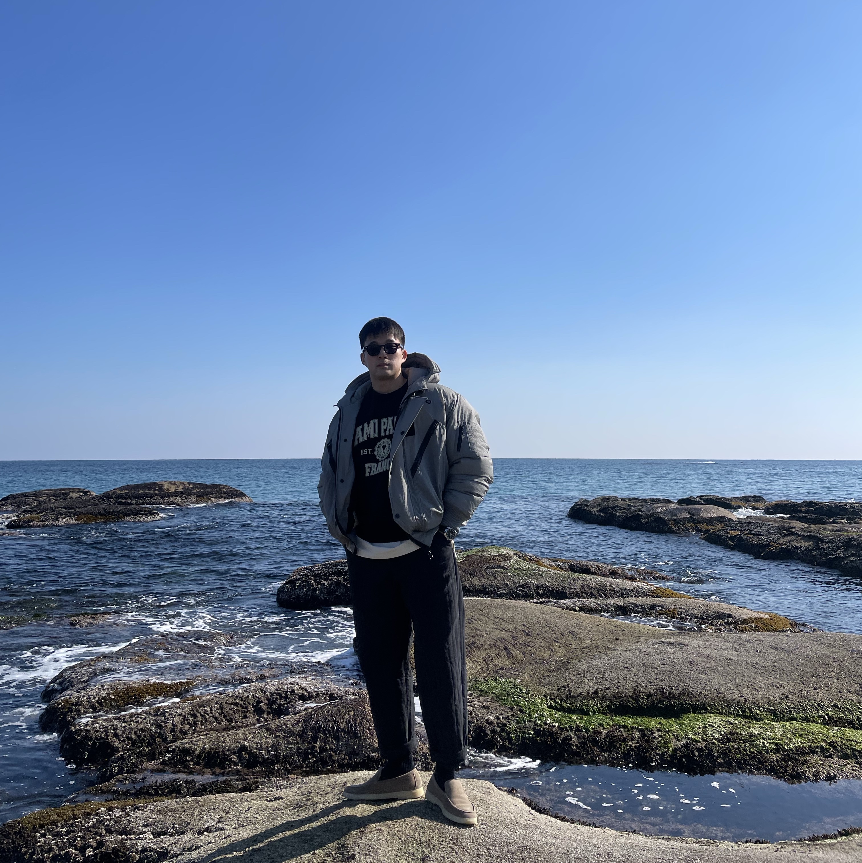 AMI Paris France Sweatshirt Black, New Balance 574 Legacy Black 착용 스타일 - 3