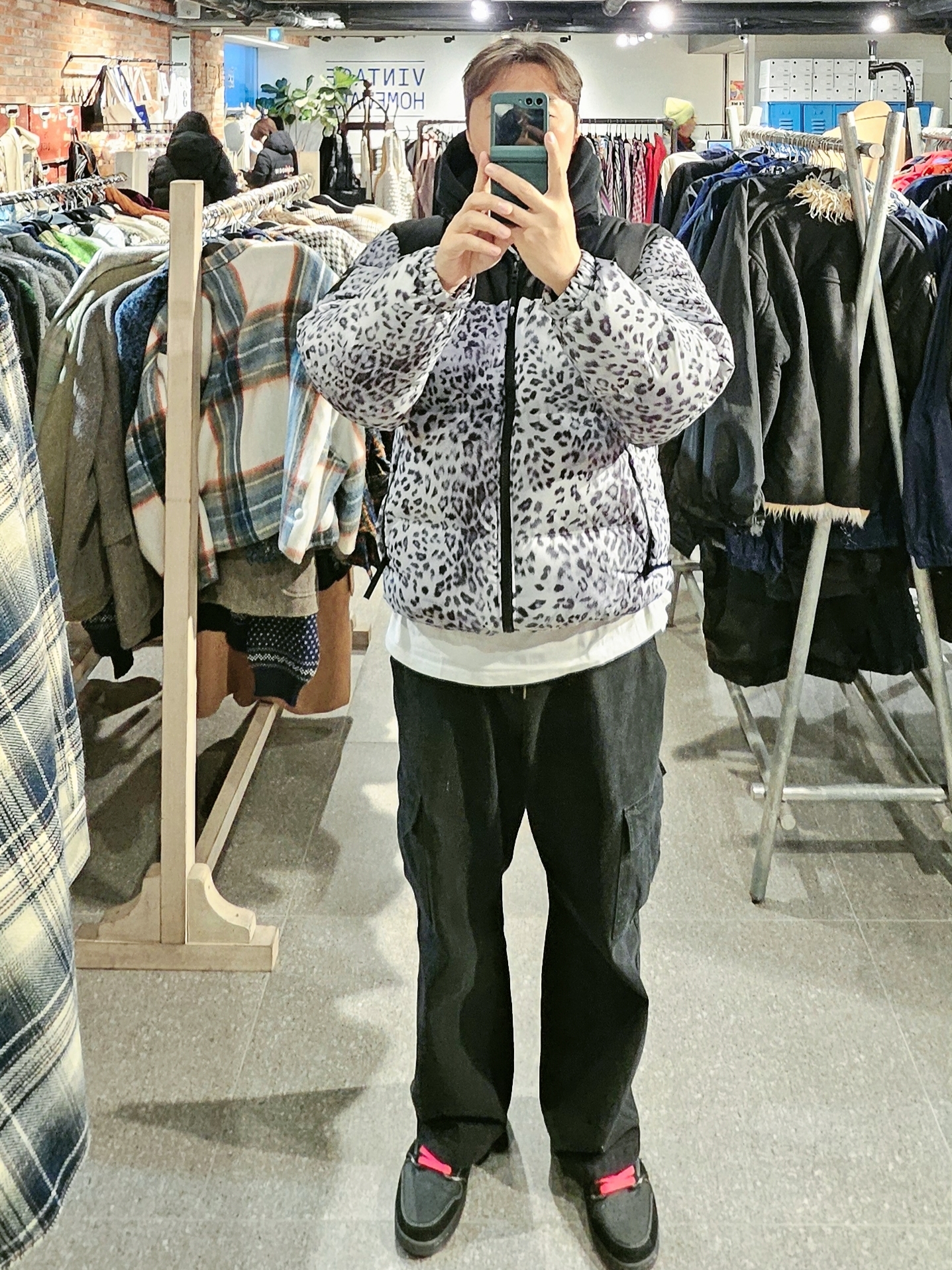 The North Face White Label Novelty Nuptse Down Jacket P Silver, Jordan 1 x Travis Scott Retro Low OG SP Black Phantom 착용 스타일 - 2