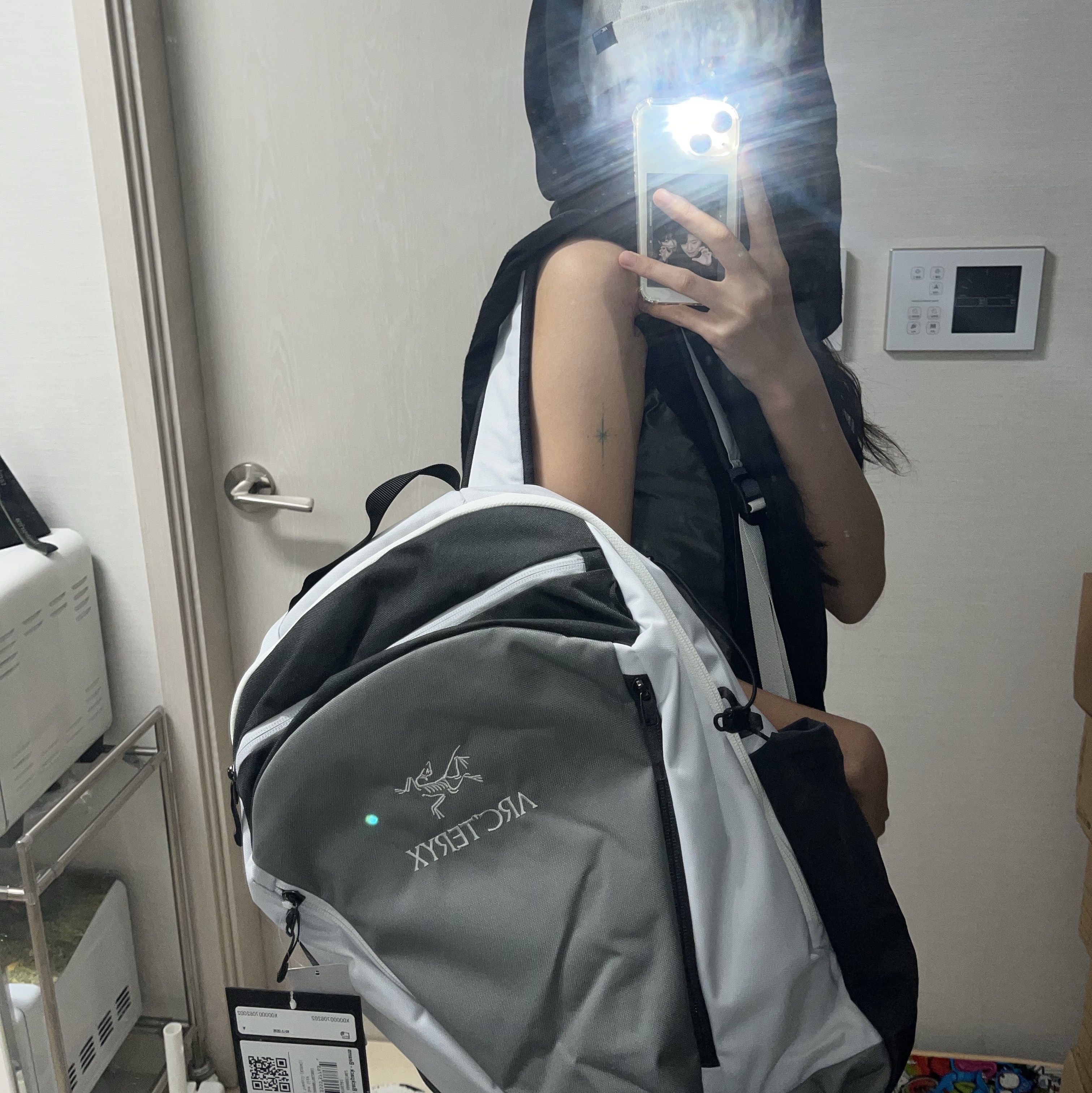 Arc'teryx x Beams Mantis 26 Backpack Tranquil, Arc'teryx Lightweight Grotto Toque White Light Solitude 착용 스타일 - 4
