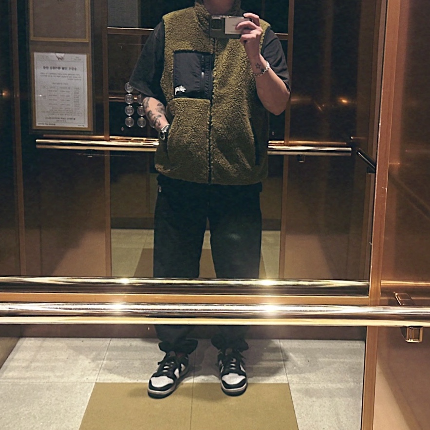 Stussy Sherpa Reversible Vest Olive, Stussy Sherpa Reversible Vest Black 착용 스타일 - 2