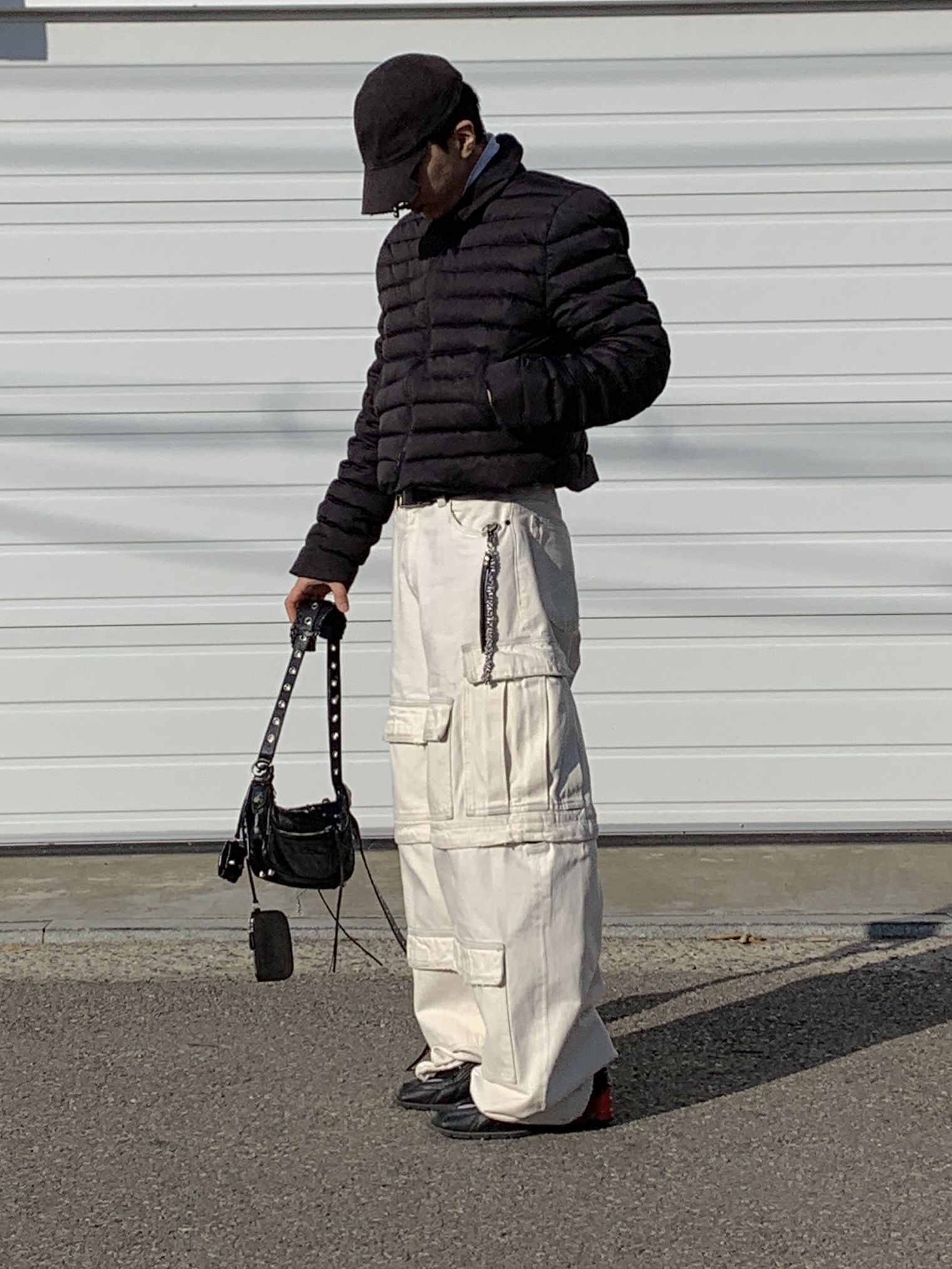 Balenciaga Heavy Piercing Cap Faded Black, Balenciaga Le Cagole XS Flap Bag in Arena Lambskin Black 착용 스타일 - 2