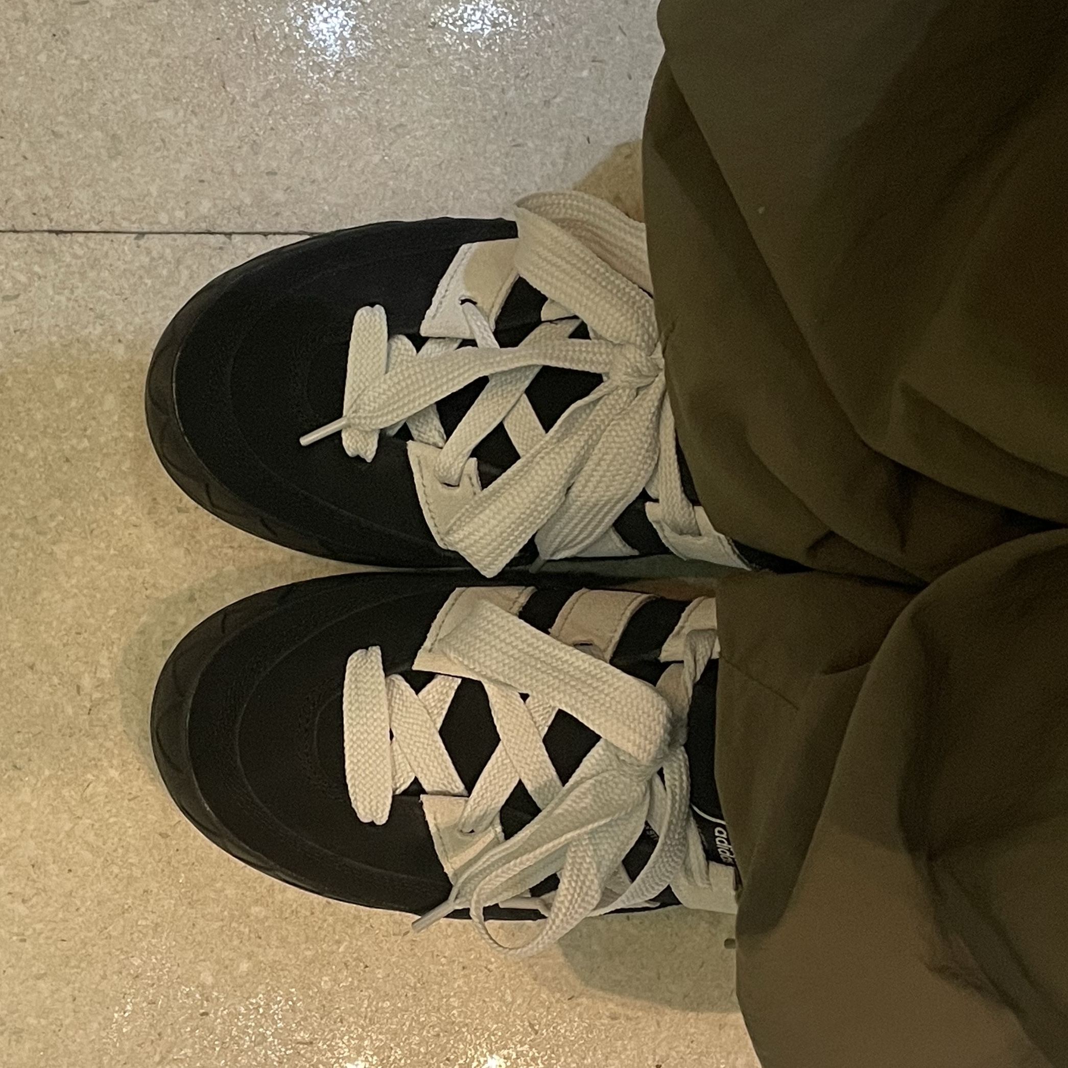 Adidas Adimatic Core Black Crystal White 착용 스타일