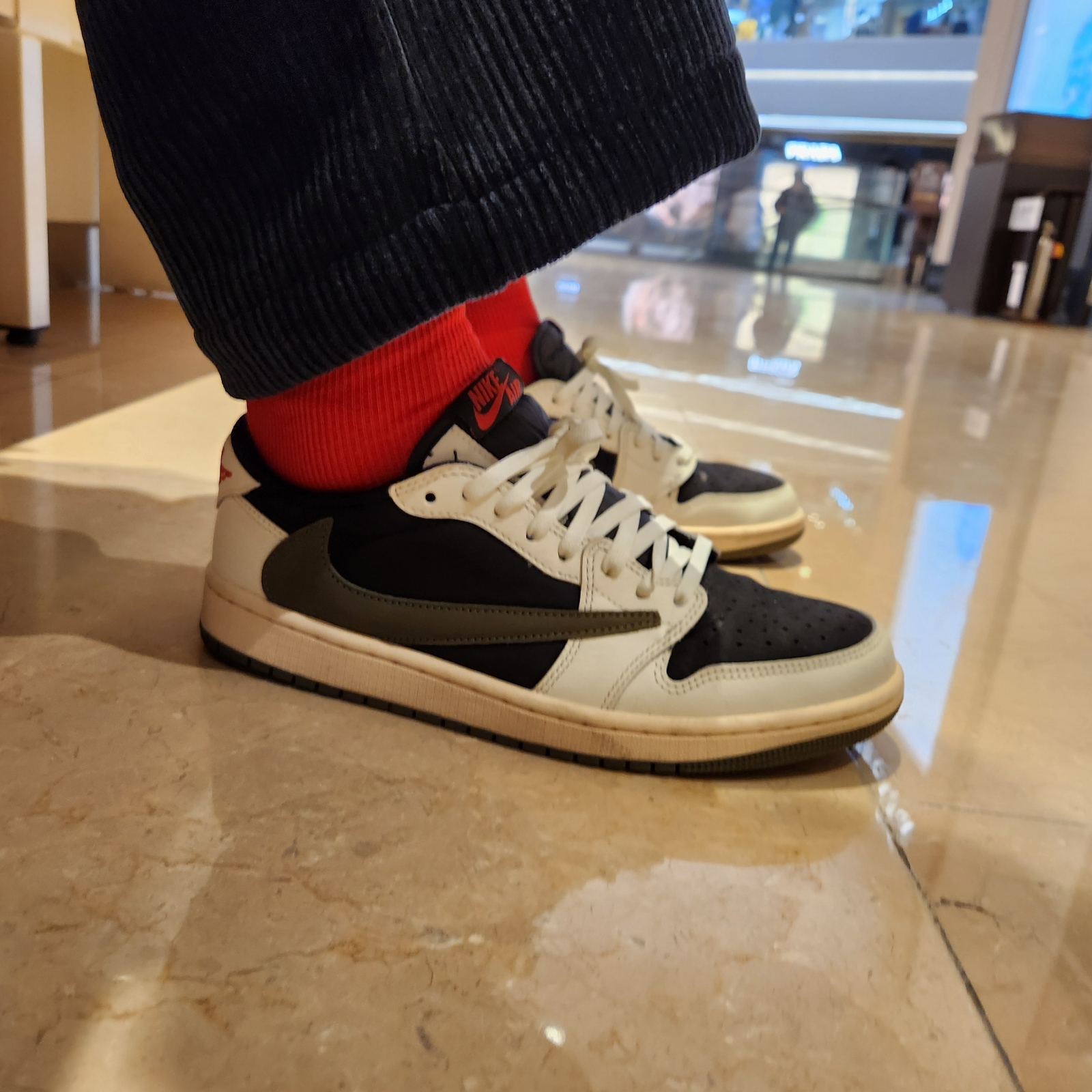 (W) Jordan 1 x Travis Scott Retro Low OG SP Medium Olive 착용 스타일 - 2