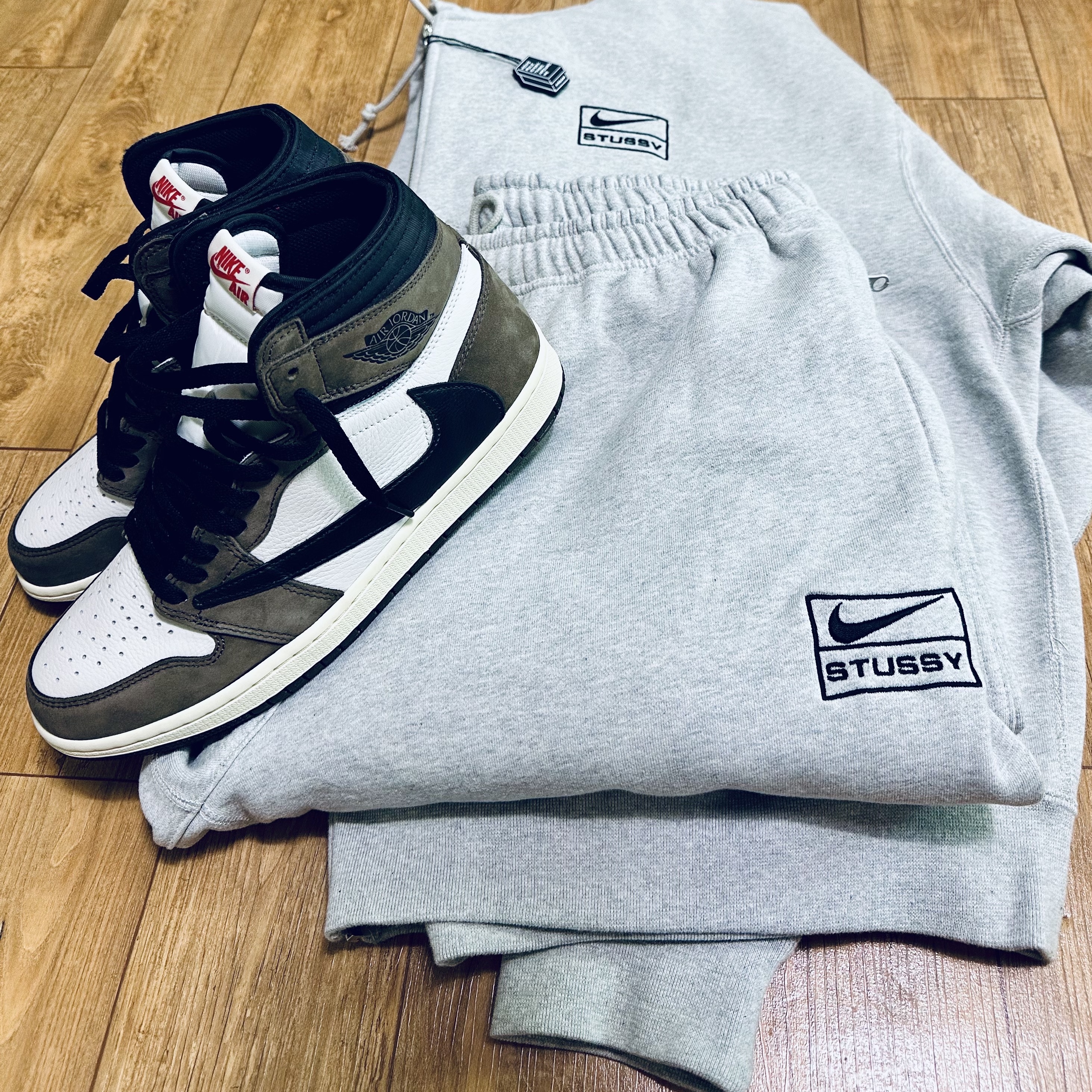 Nike x Stussy Fleece Pants Grey Heather (FN5231-050), Jordan 1 x Travis Scott Retro High OG SP Mocha 착용 스타일