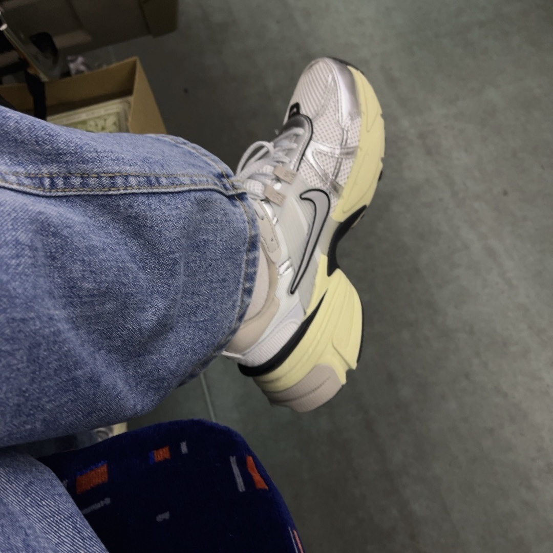 Nike V2K Run Summit White Metallic Silver 착용 스타일