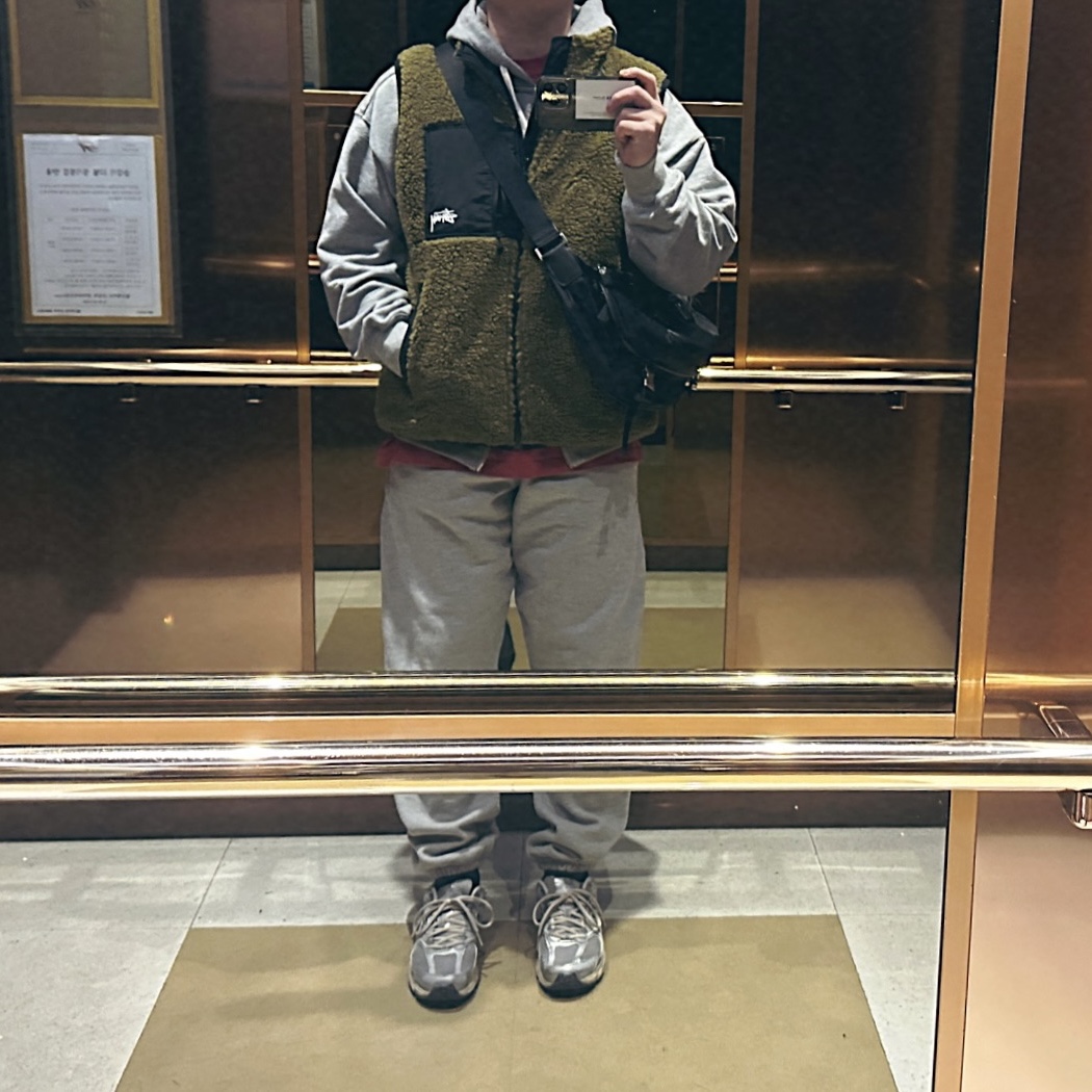 Stussy Sherpa Reversible Vest Olive, Stussy Sherpa Reversible Vest Black 착용 스타일 - 3