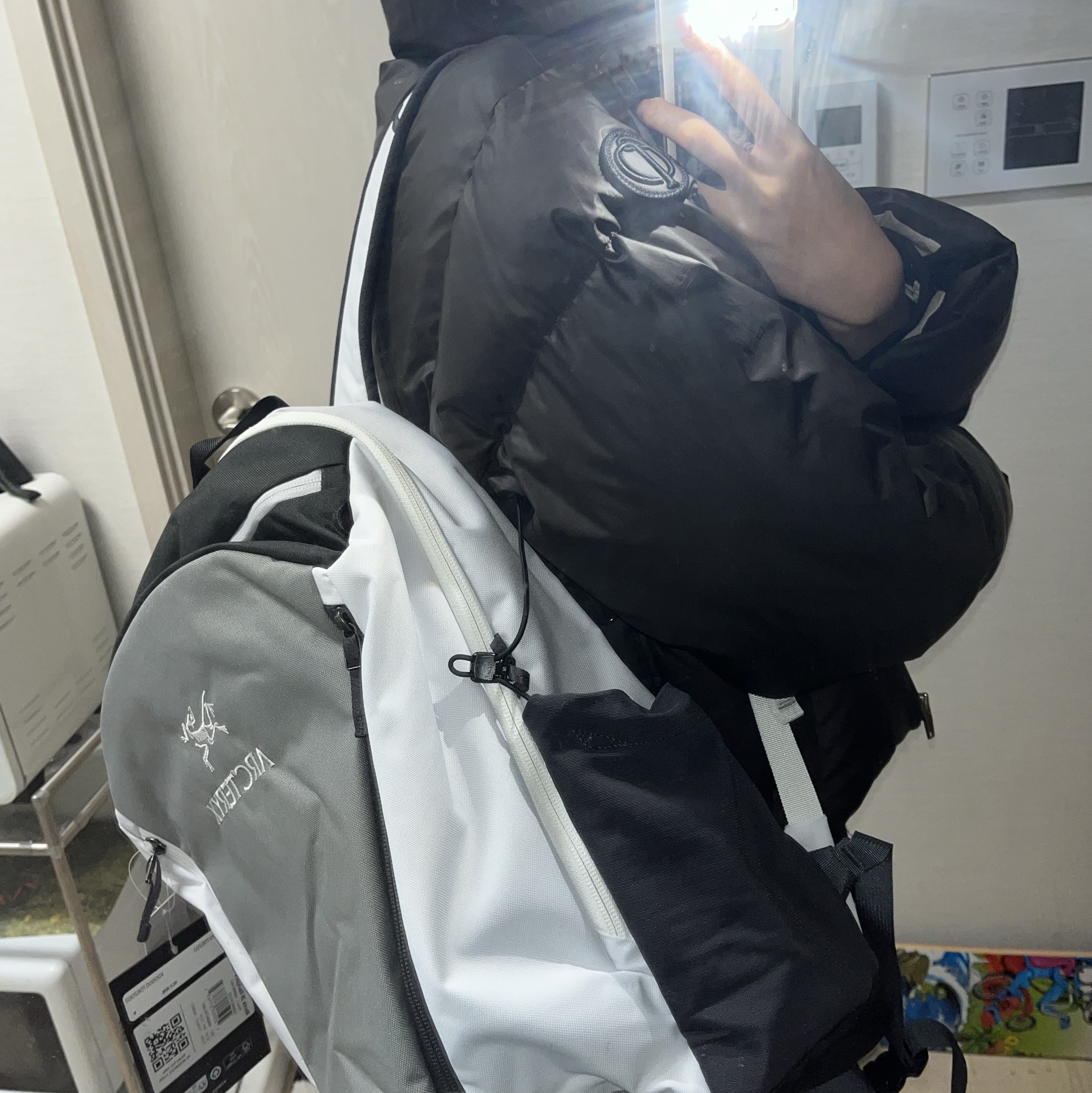Arc'teryx x Beams Mantis 26 Backpack Tranquil, Arc'teryx Lightweight Grotto Toque White Light Solitude 착용 스타일 - 1