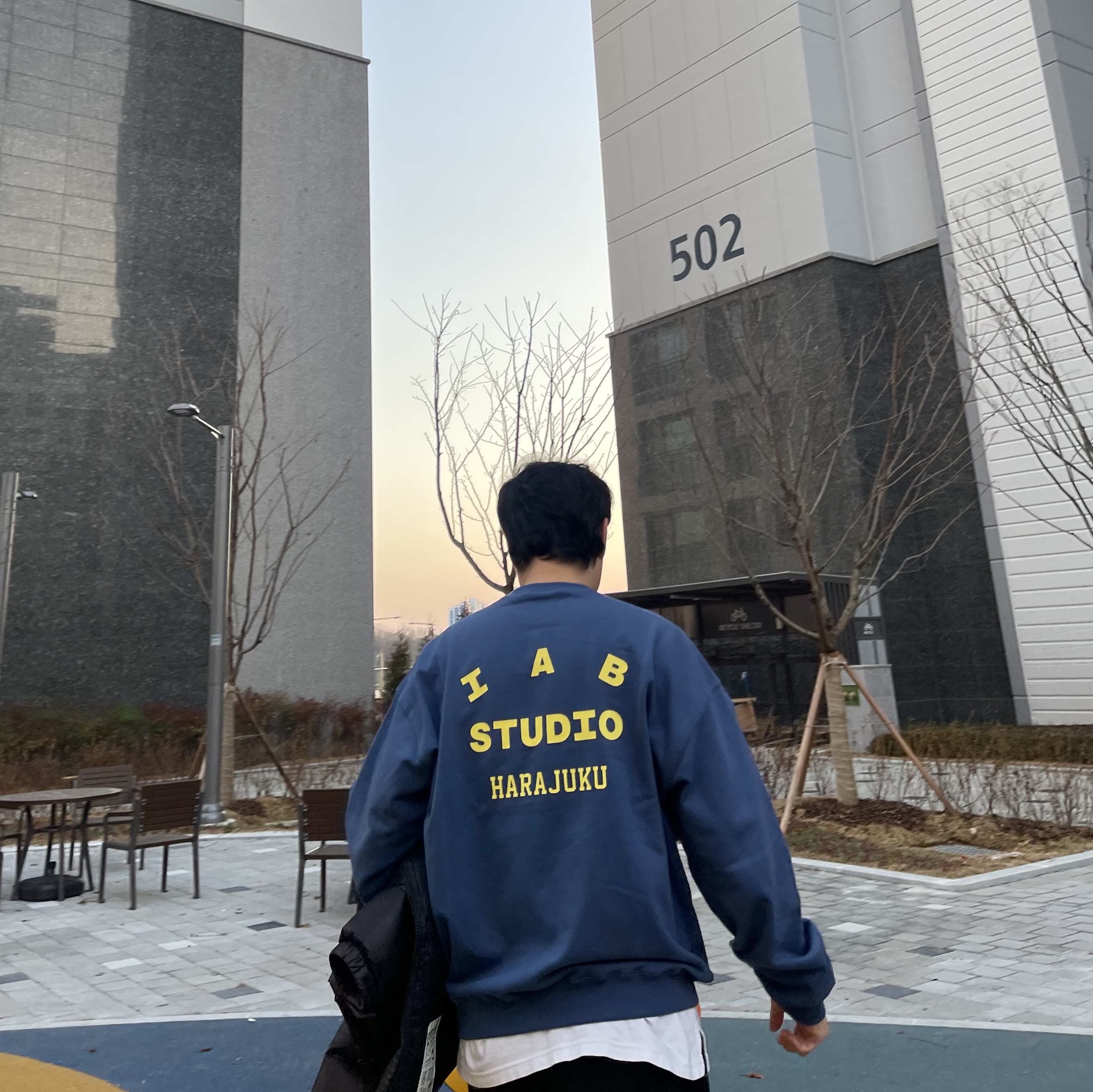 IAB Studio Harajuku Sweatshirt Navy - Harajuku Exclusive 착용 스타일 - 1