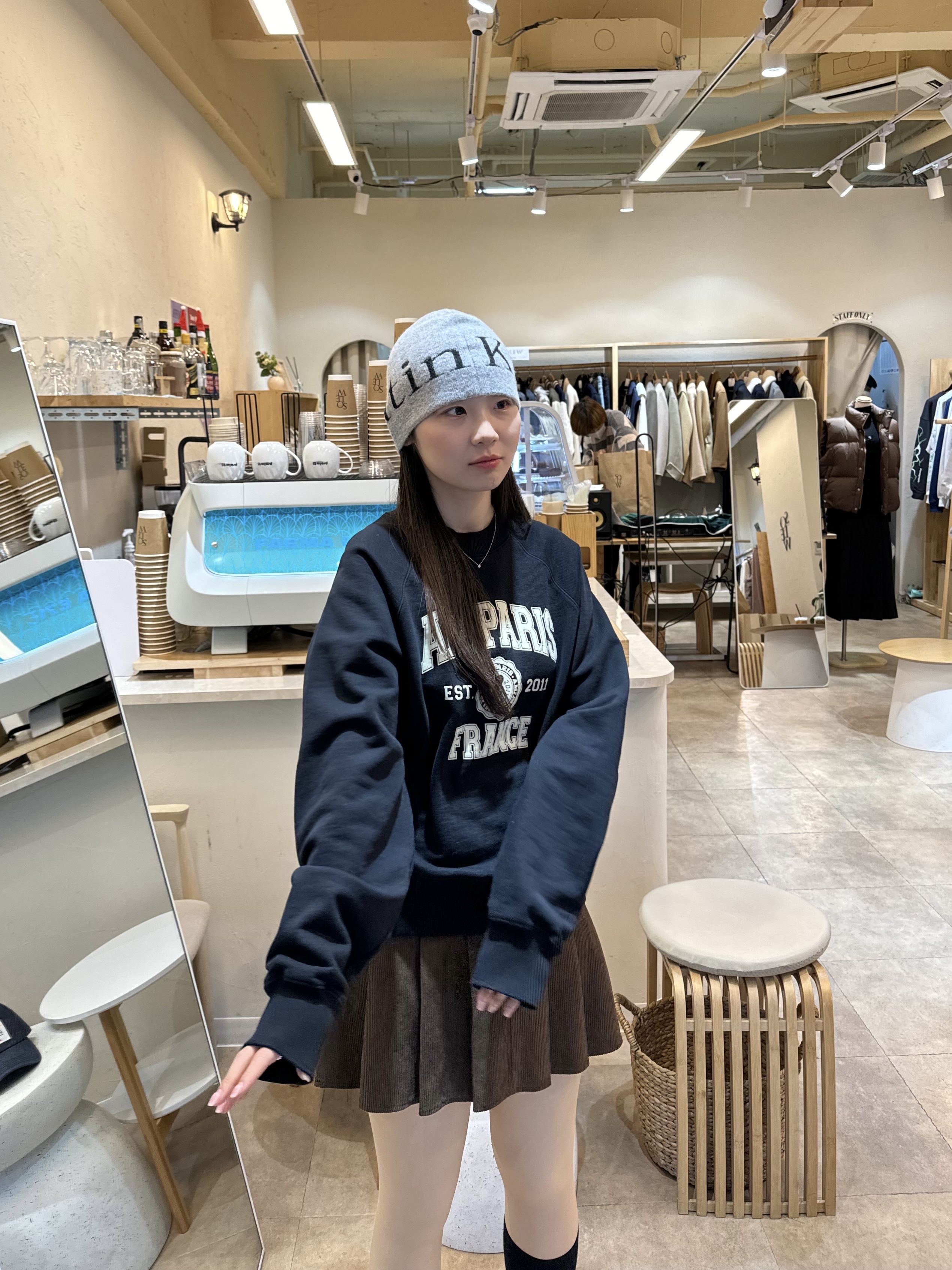 AMI Paris France Sweatshirt Black, Matin Kim Logo Jacquard Short Beanie Grey 착용 스타일