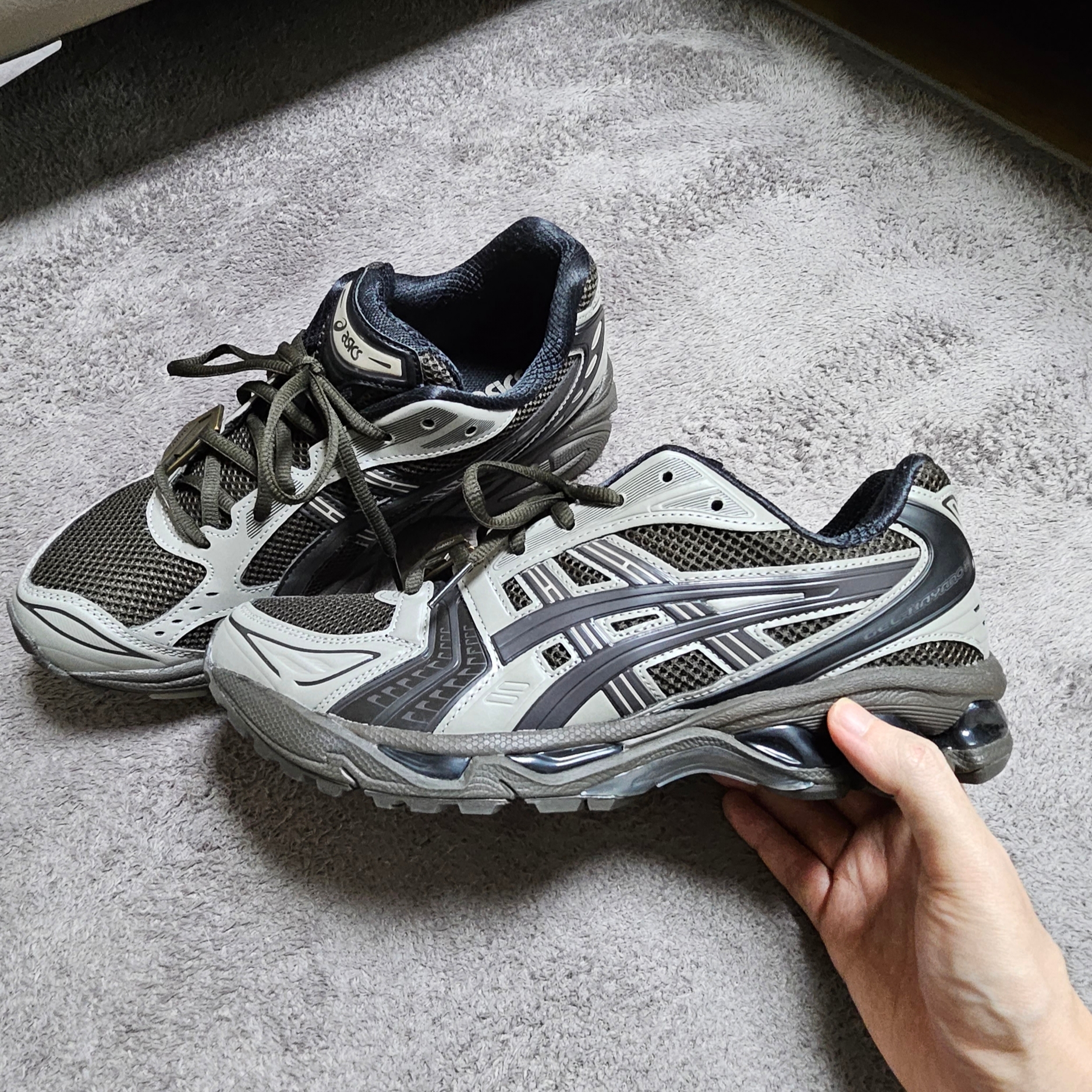 Asics x Atmos x Undermycar Gel-Kayano 14 Pepper Black 착용 스타일 - 3