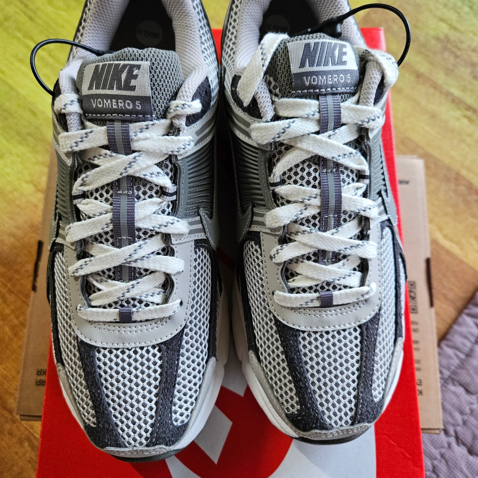 Nike Zoom Vomero 5 PRM Light Iron Ore and Flat Fewter 착용 스타일 - 2