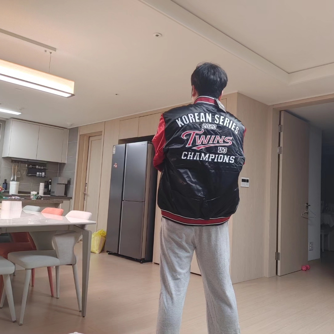 BDNS x LG TWINS 2023 Champions Jumper Red 착용 스타일 - 3