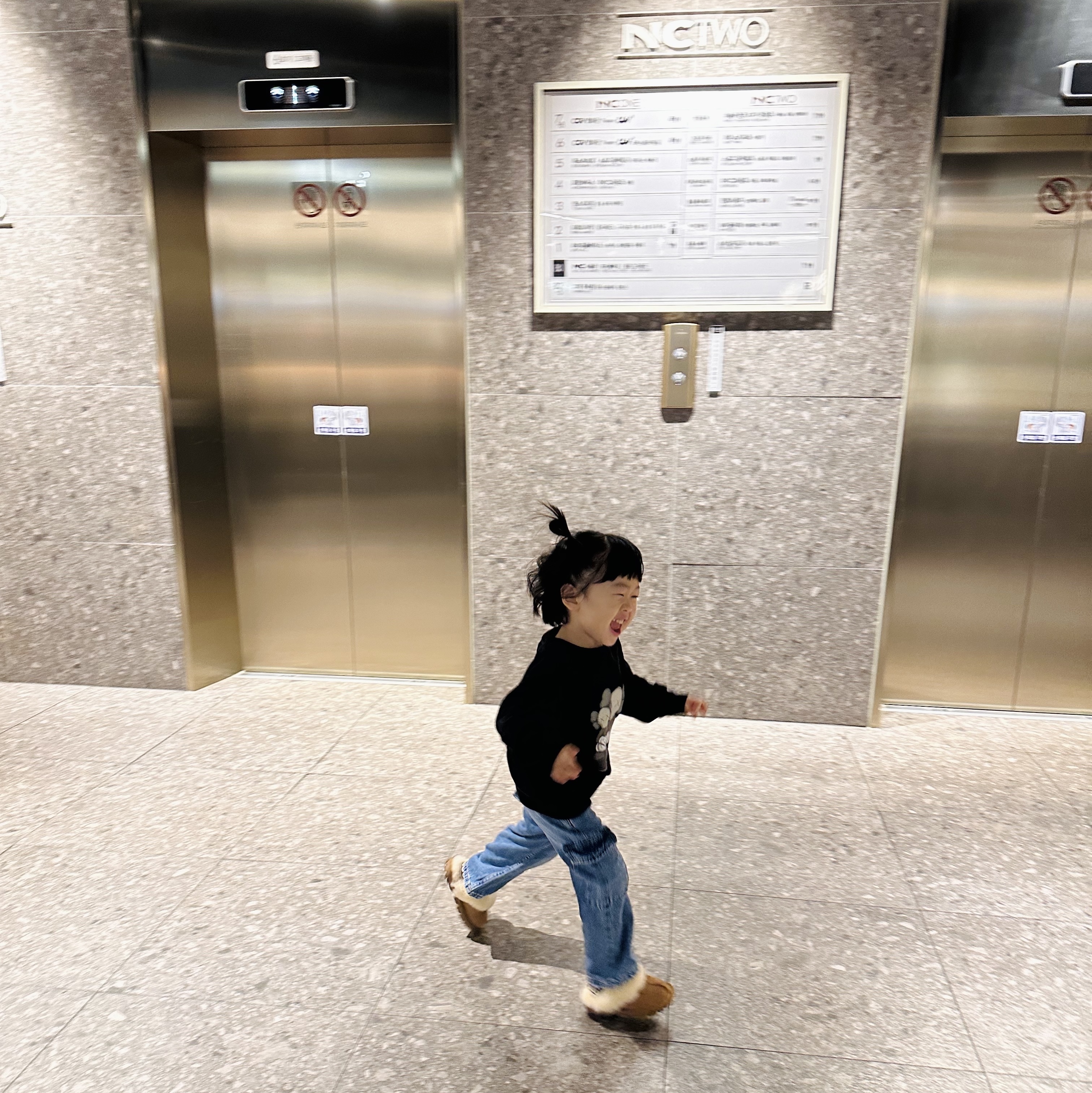 (Kids) UGG Cozy ll Slipper Chestnut, (Kids) Uniqlo UT x Kaws Long Sleeve Sweatshirt Black 착용 스타일 - 1