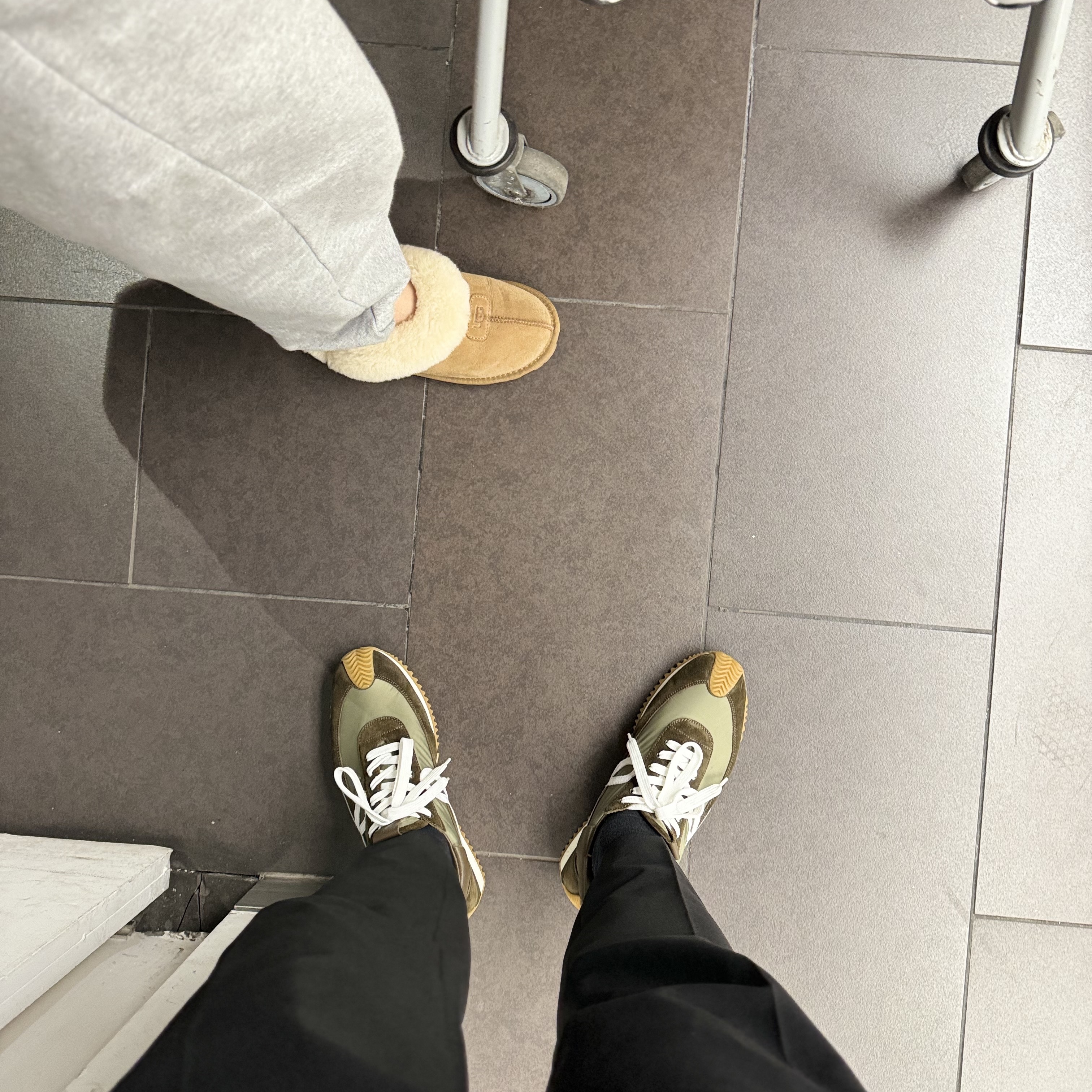Loewe Flow Runner In Nylon and Suede Linen White, (W) UGG Coquette Slipper Chestnut 착용 스타일 - 1