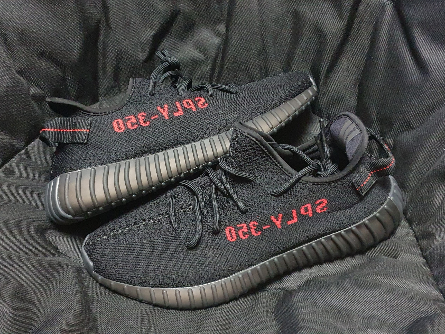 Adidas Yeezy Boost 350 V2 Black Red 2020 착용 스타일 - 2