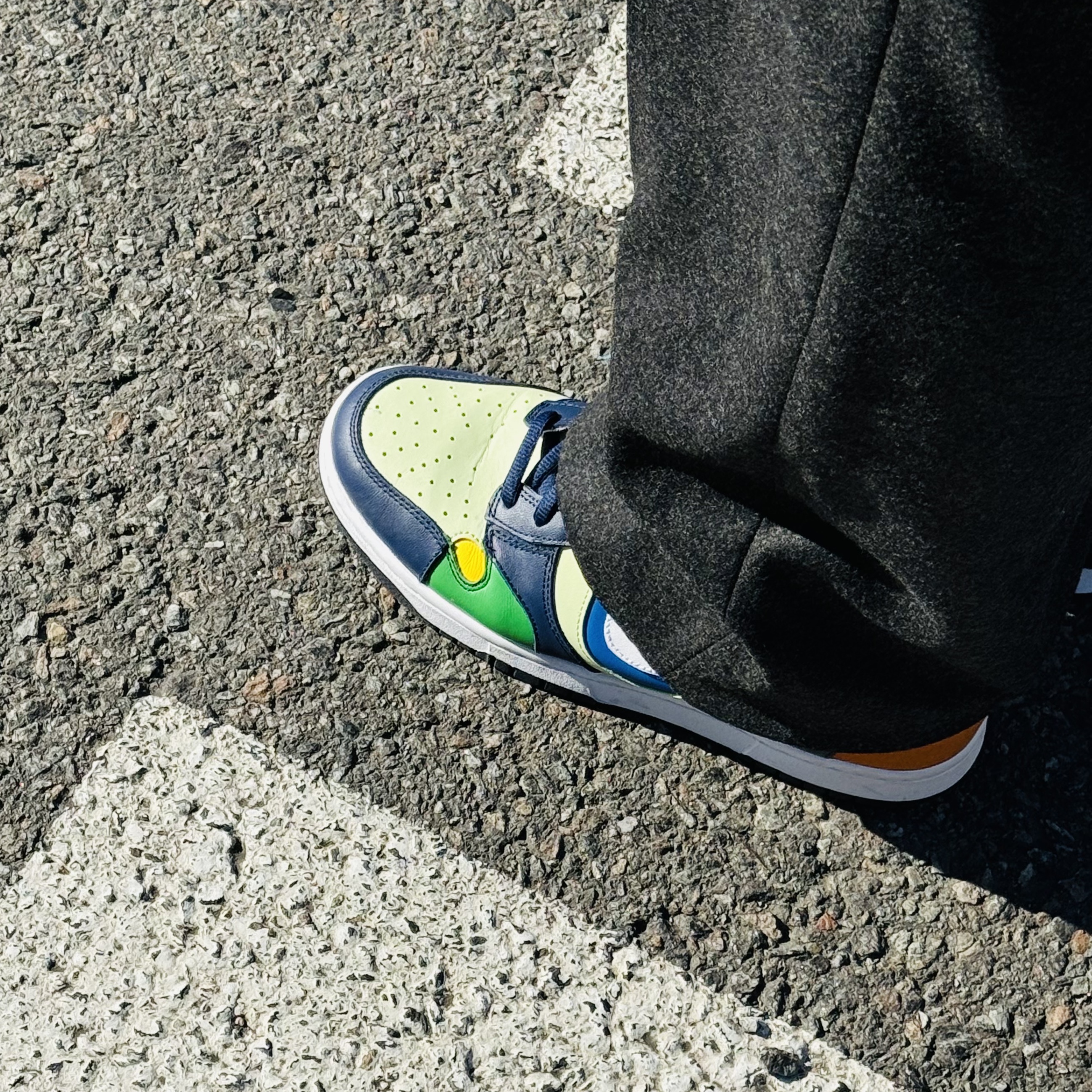 (W) Nike Dunk High LX Pistachio Midnight Navy, (W) Jordan 1 Mid SE French Blue Magic Amber 착용 스타일 - 2