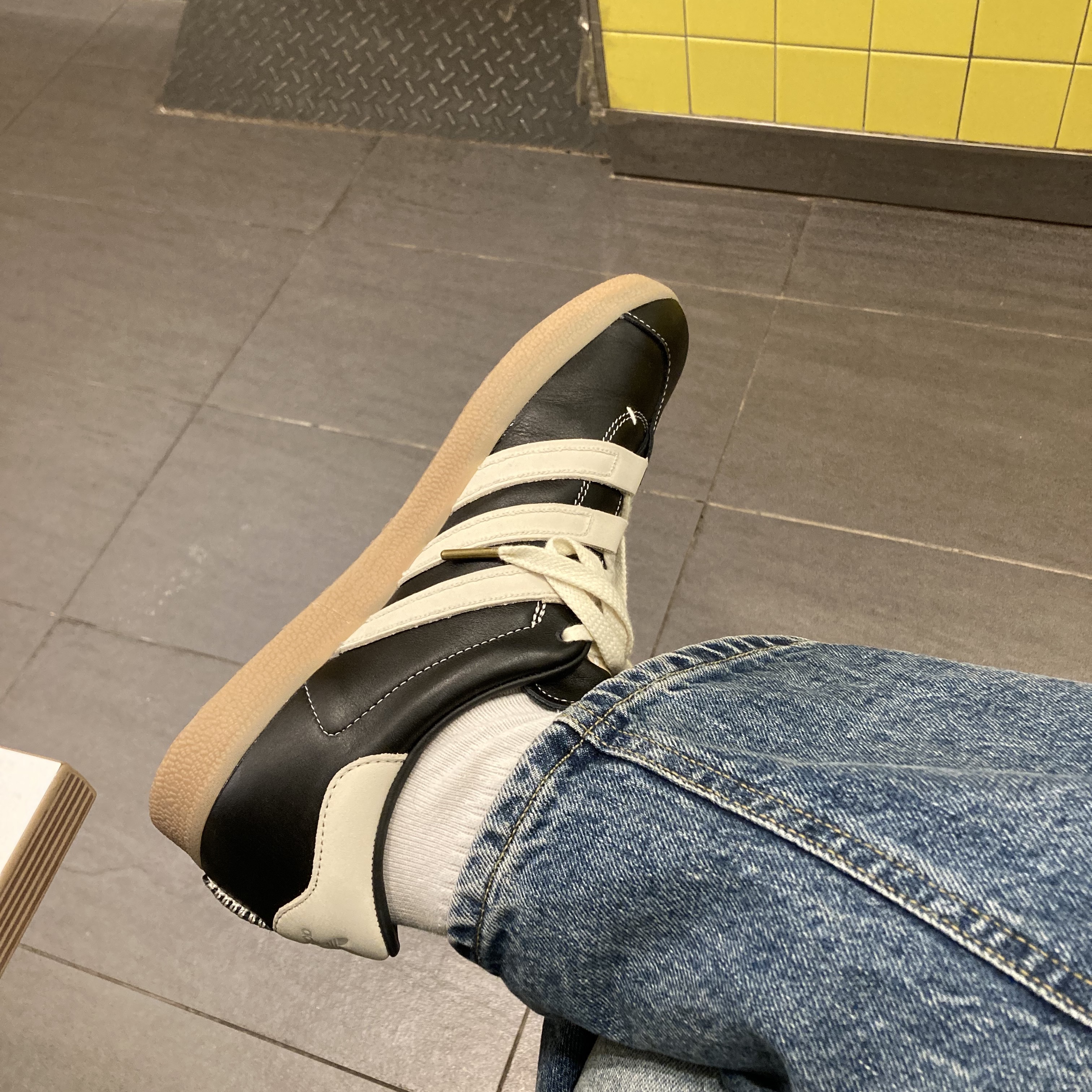 Adidas x Foot Industry Gazelle Core Black Cream White 착용 스타일 - 4