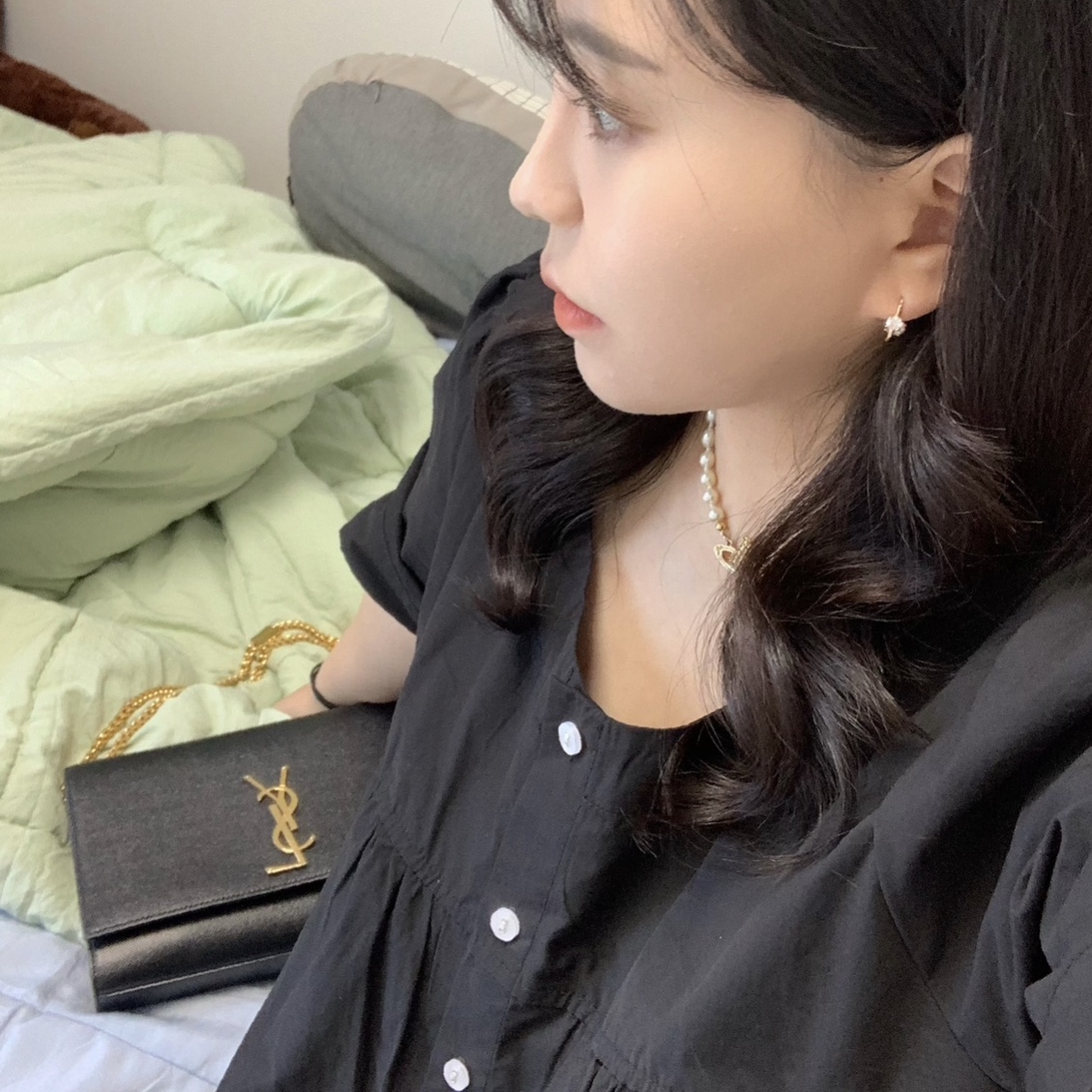 생로랑 그랑드 뿌드르 레더 케이트 미디움 체인백 블랙, 비비안 웨스트우드 미니 바스 릴리프 초커 골드 착용 스타일