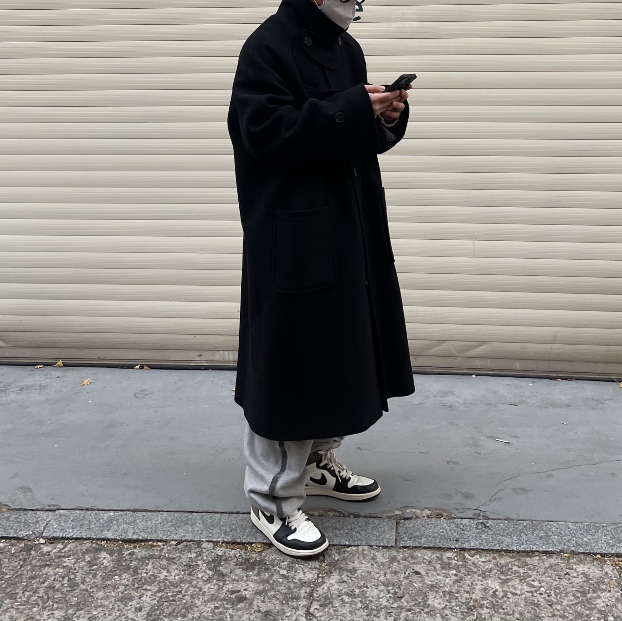 Undermycar Legion.02 Balmacaan Oversized Wool Coat Black, Jordan 1 Retro High OG Black Mocha 착용 스타일 - 2