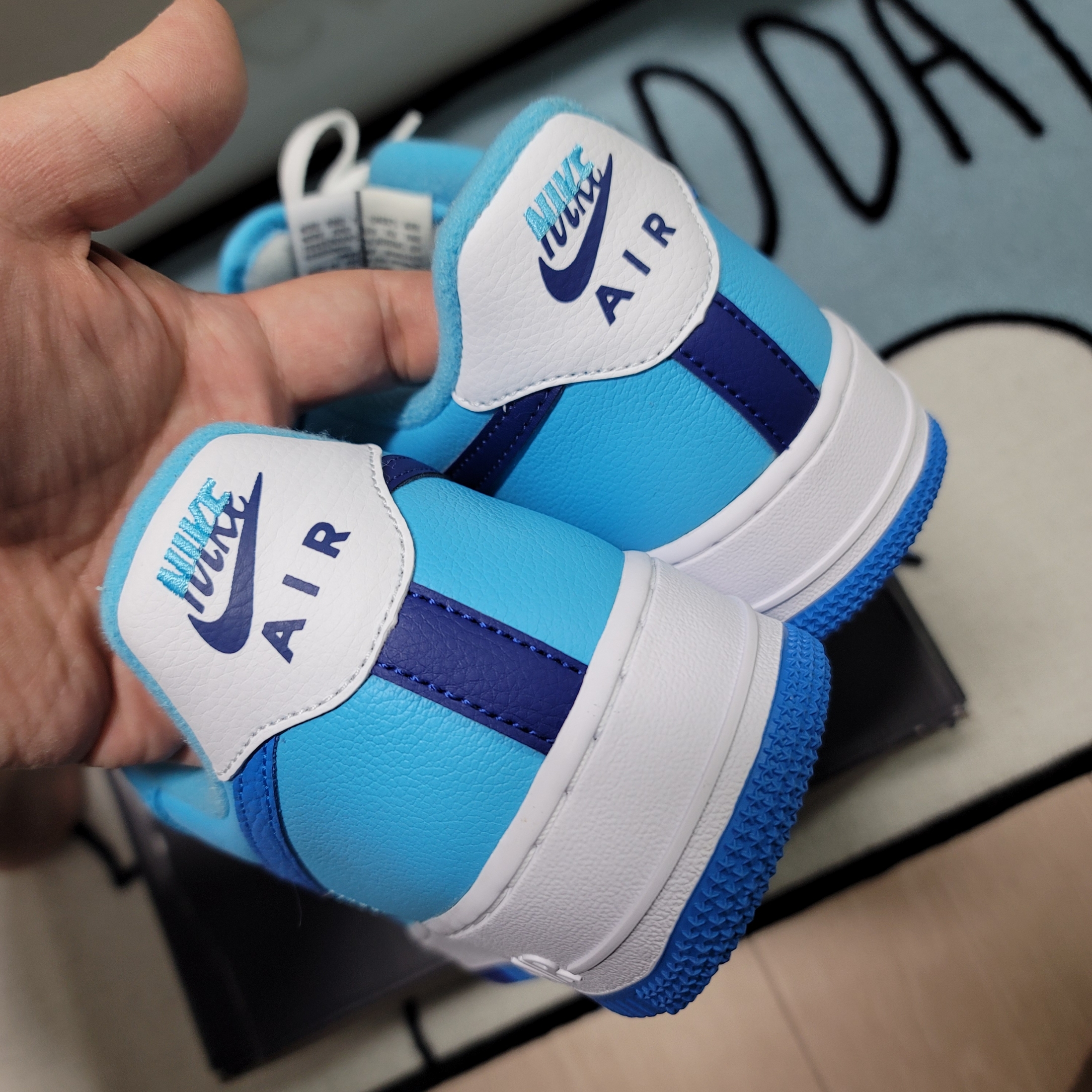 Nike Air Force 1 '07 LV8 White Light Photo Blue 착용 스타일 - 2