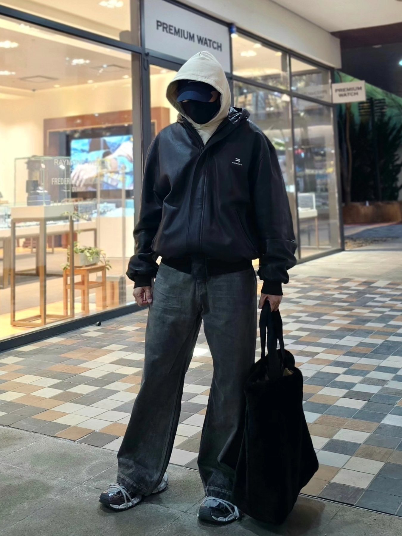 Balenciaga 3XL Mule Grey White Red, Balenciaga Sporty B Taxi Blouson Brown 착용 스타일 - 3