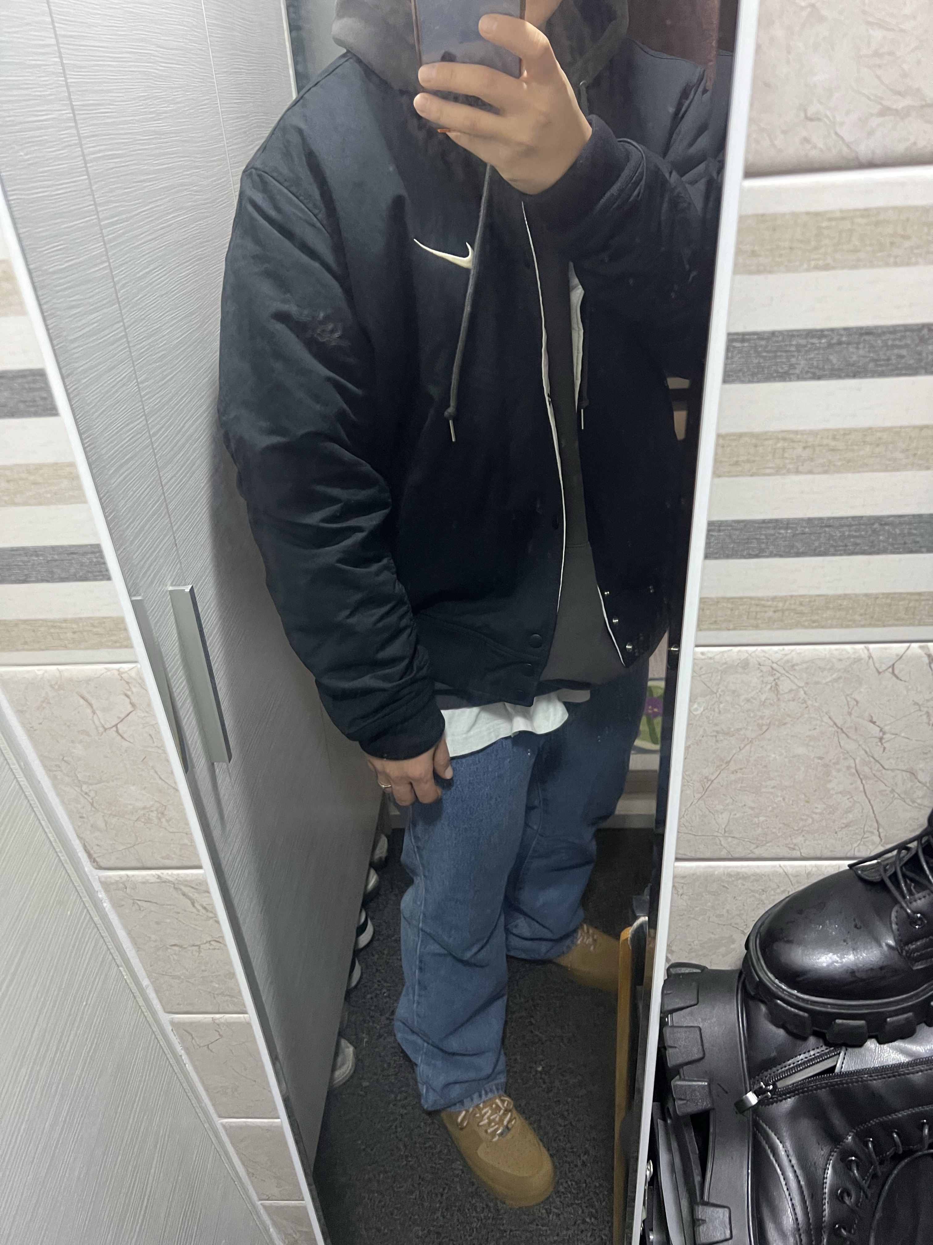 Nike x Supreme Air Force 1 Low Flax, Nike x Stussy Reversible Jacket Black (FJ9153-010) 착용 스타일 - 1