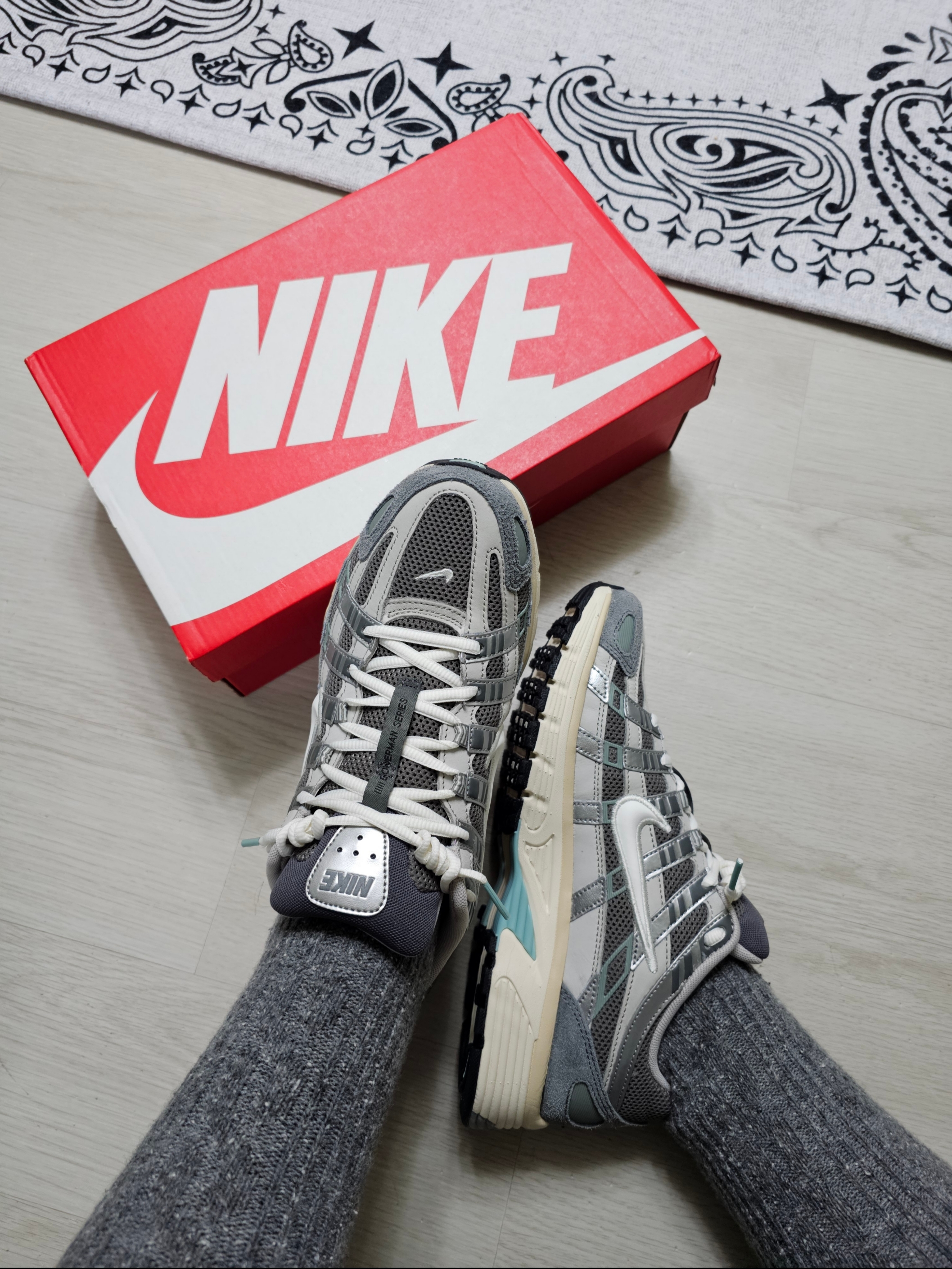 Nike P-6000 Flat Pewter Light Iron Ore 착용 스타일