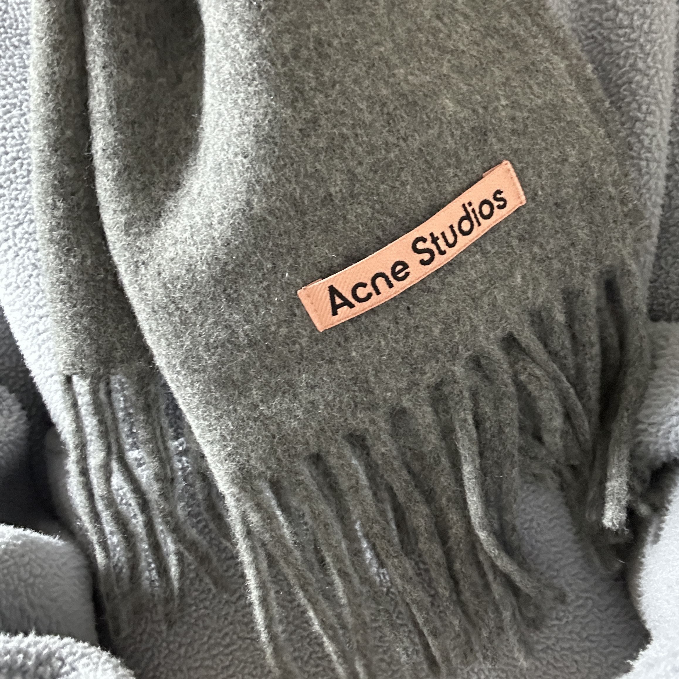 Acne Studios Wool Fringe Muffler Grey Melange 착용 스타일