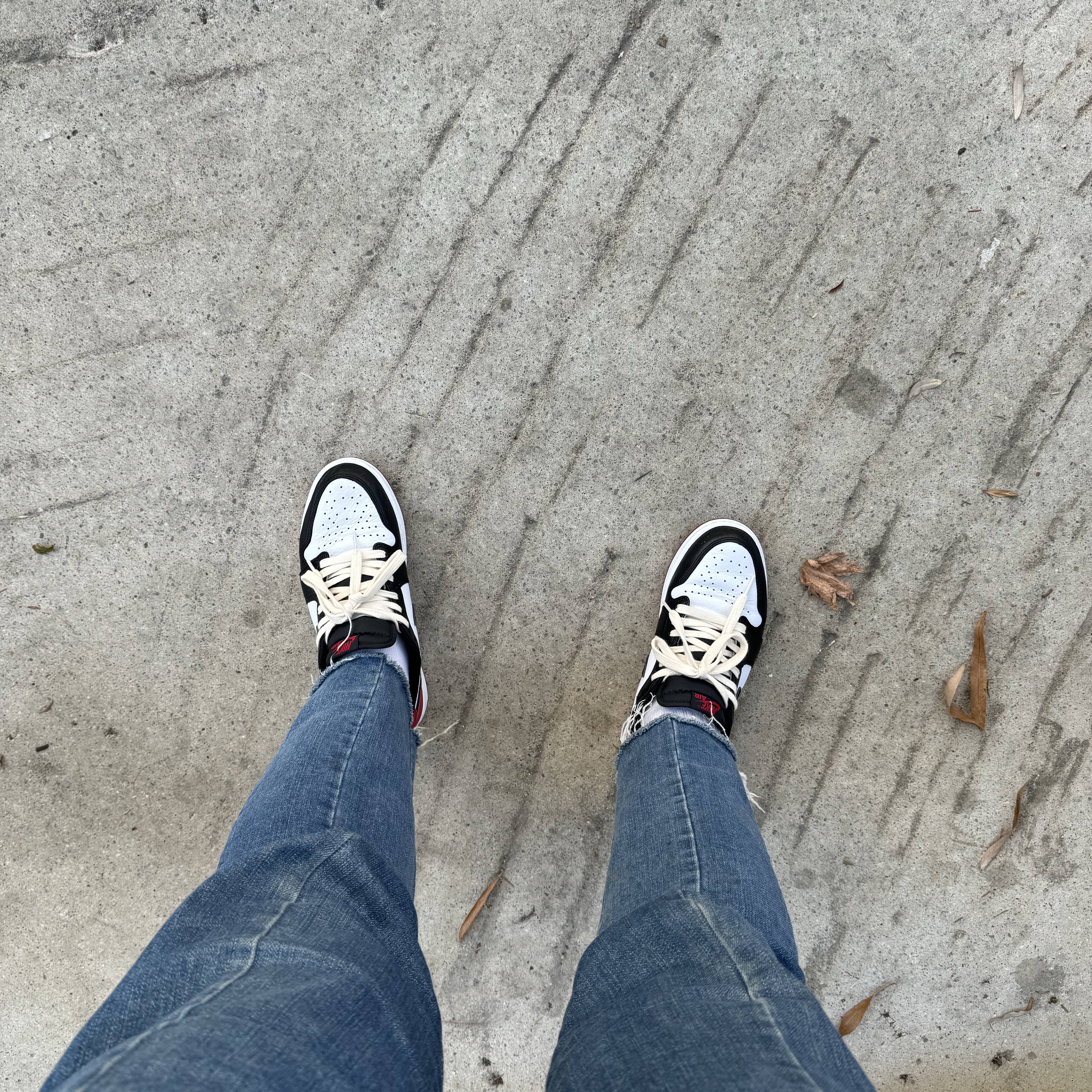 Jordan 1 Retro Low OG Black Toe, Nike Swoosh Knit Glove 2.0 Black 착용 스타일 - 1