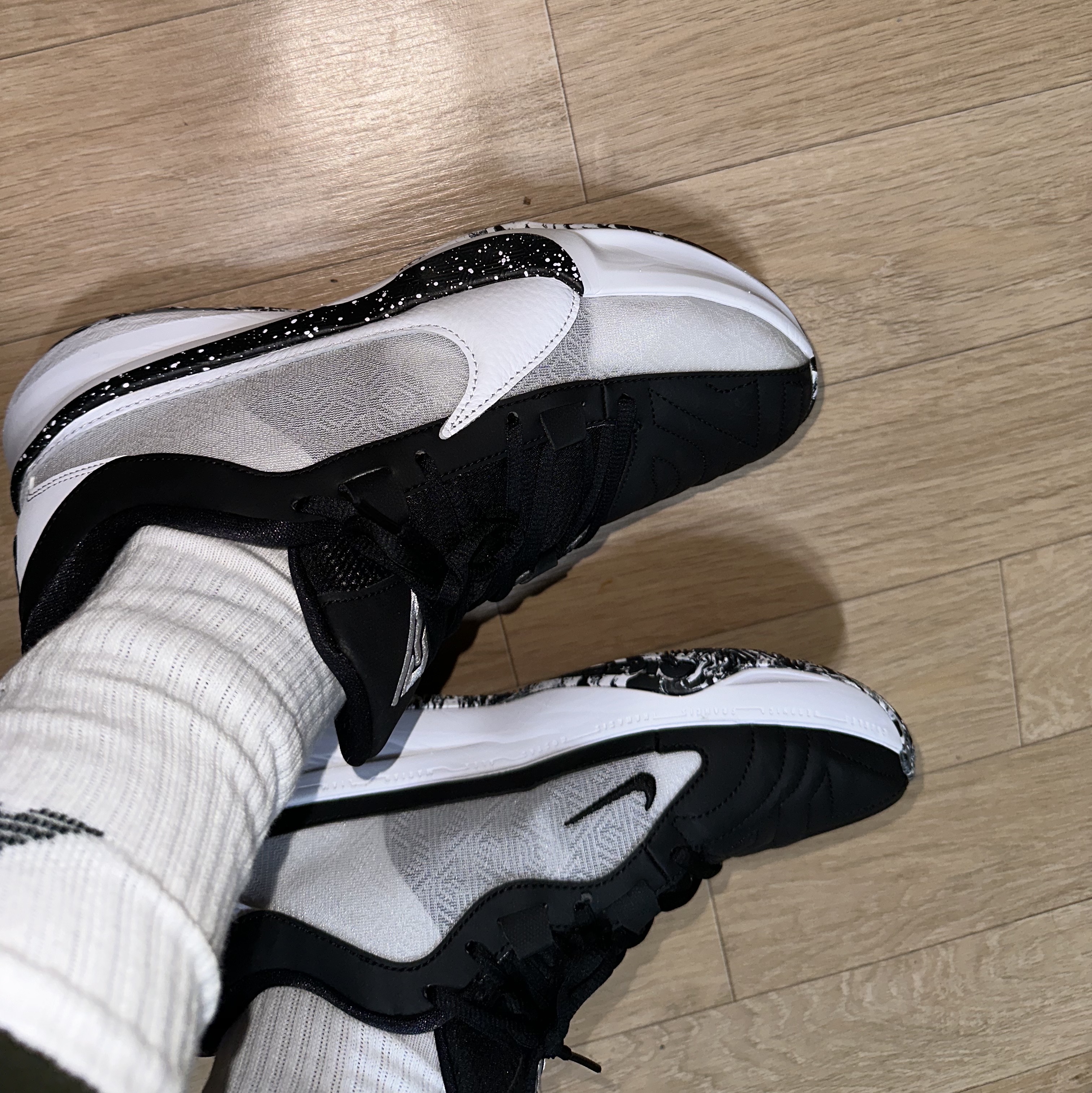Nike Zoom Freak 5 EP White Black 착용 스타일 - 2