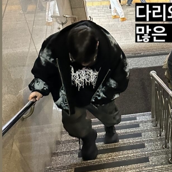 Ourpas 075 Glitter Logo Hoodie, Ourpas 074 Dirty Zip Hoodie 착용 스타일 - 3