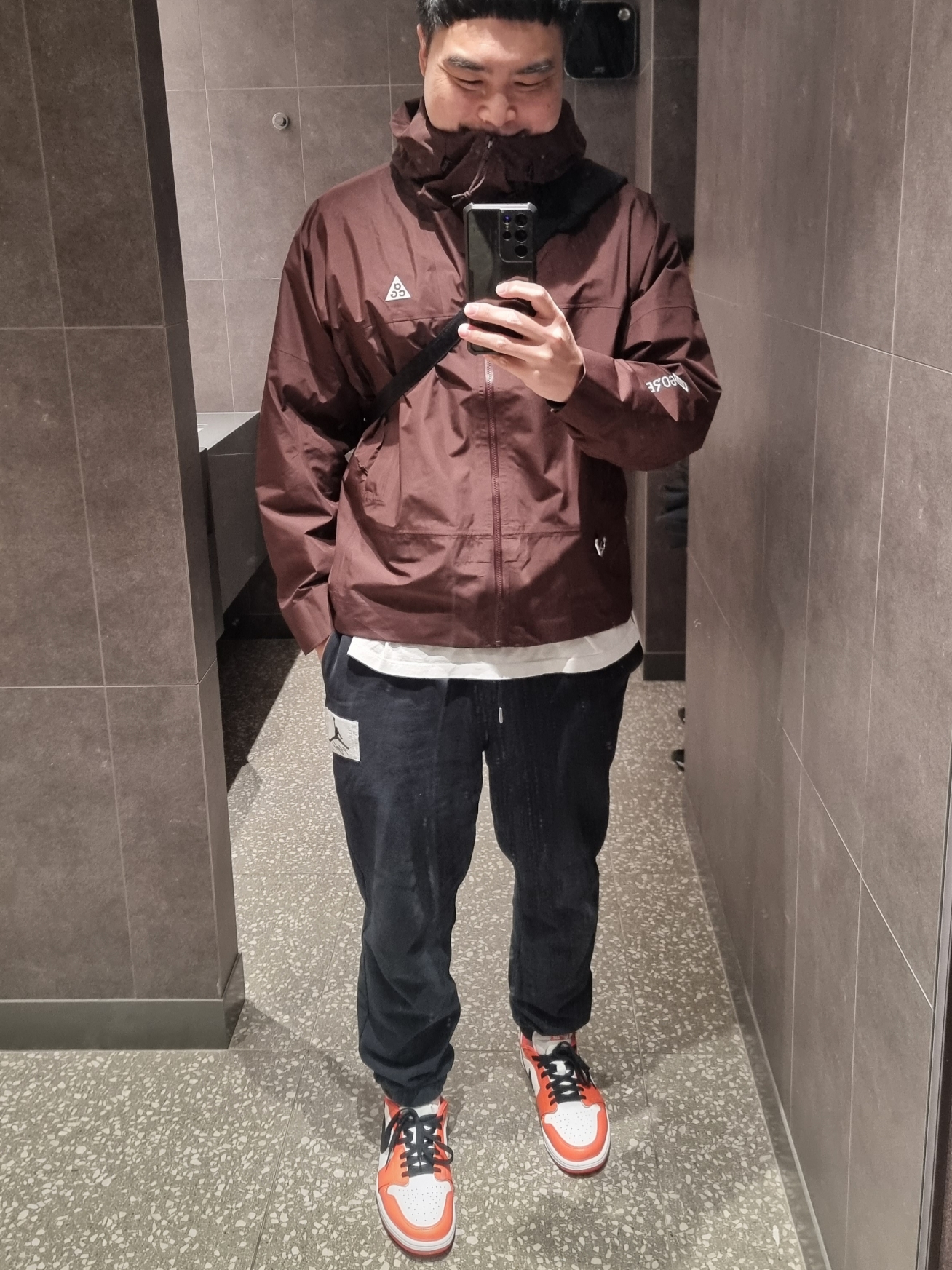 Jordan 1 Low OG Starfish, Nike ACG Storm-Fit ADV Chain of Craters Jacket Earth Summit White - Asia 착용 스타일