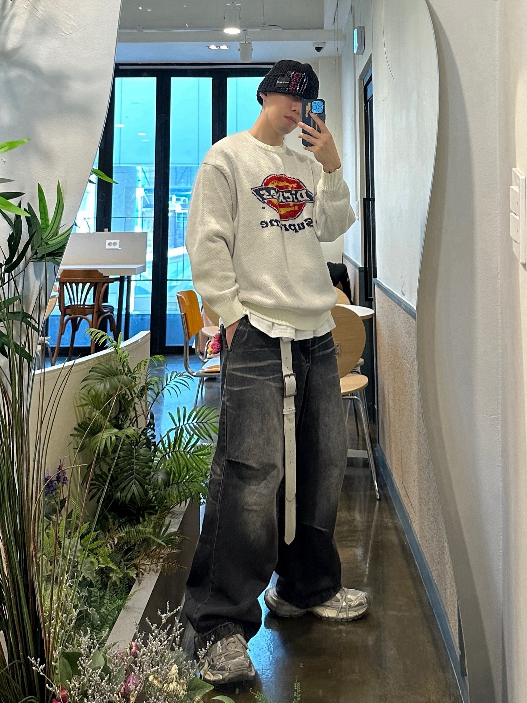 Supreme x Dickies Sweater White - 22FW, Balenciaga 3XL Sneakers Light Beige 착용 스타일