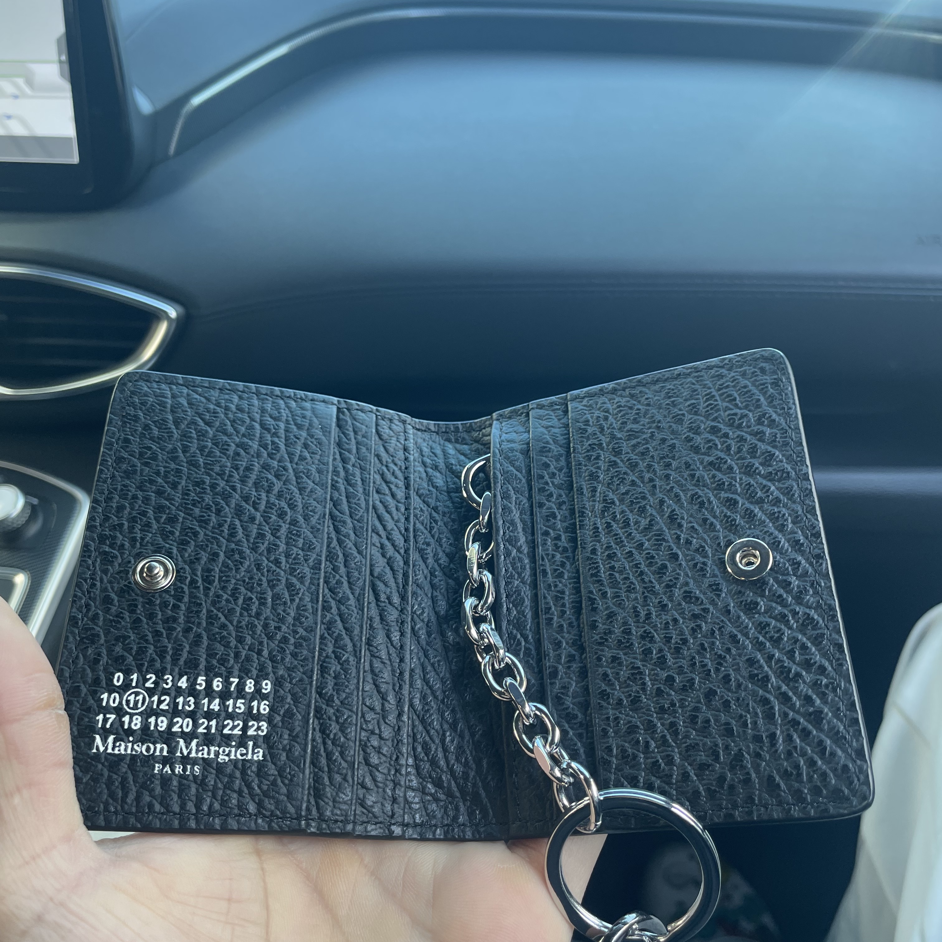 Maison Margiela Keyring Wallet Black 착용 스타일 - 1