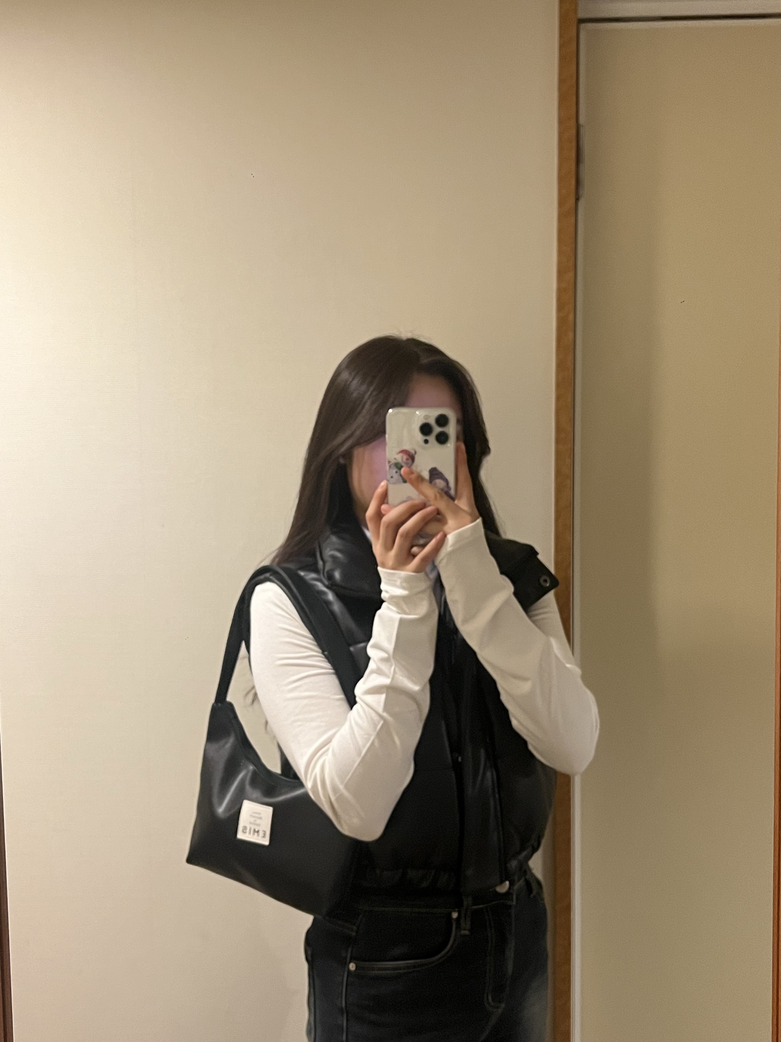 Emis Leather Hobo Bag Black 착용 스타일 - 2