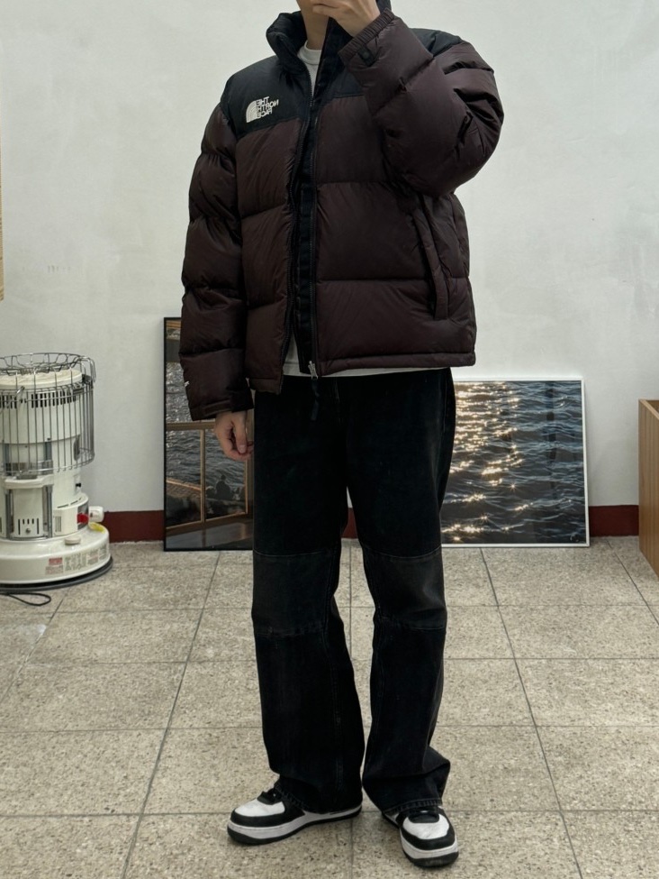The North Face 1996 Retro Nuptse Jacket Coal Brown TNF Black 착용 스타일 - 1