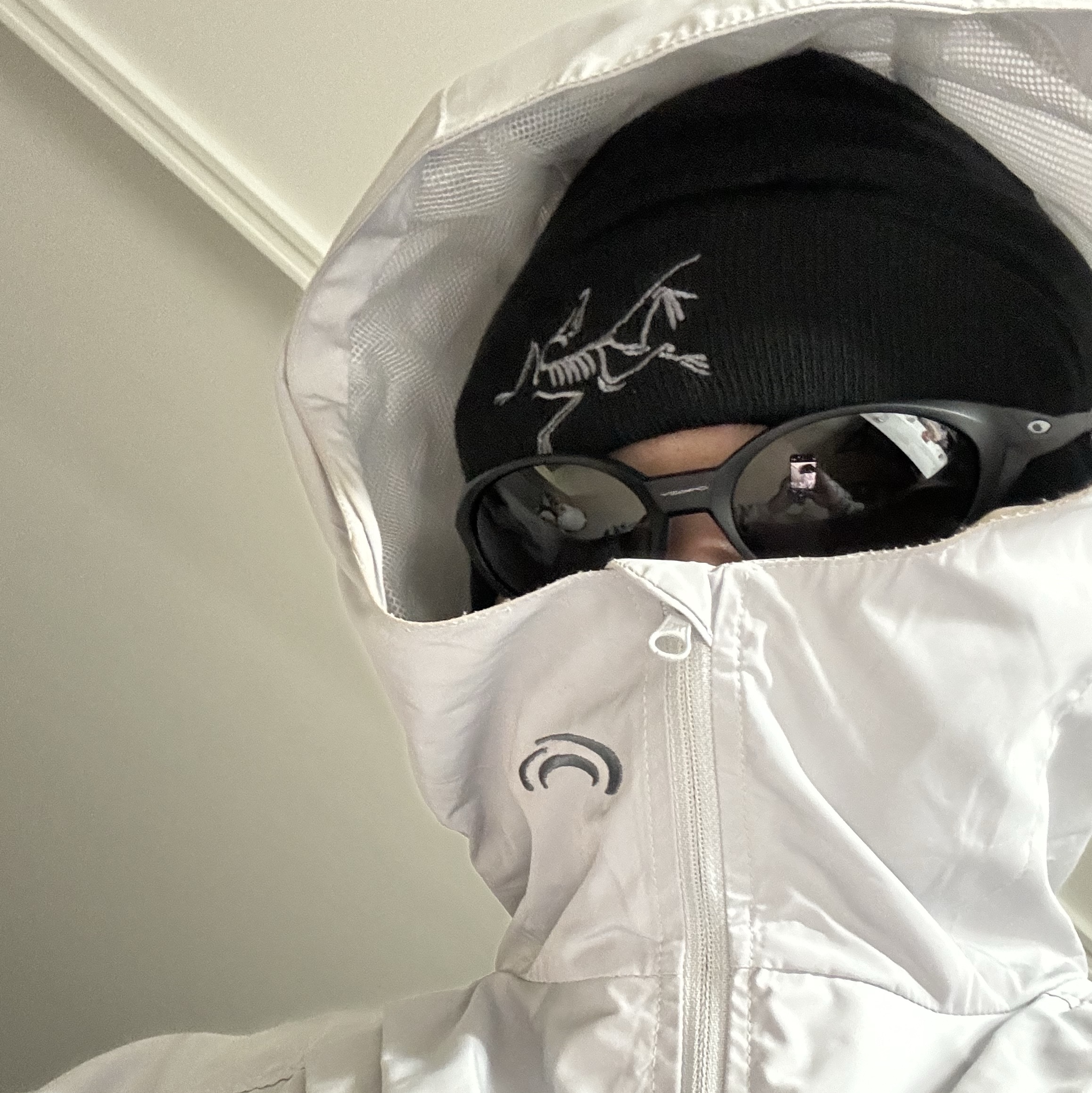 Arc'teryx Embroidered Bird Toque Black, Oakley Eye Jacket Redux Matte Black Frame Prizm Grey Lenses High Bridge Fit 착용 스타일