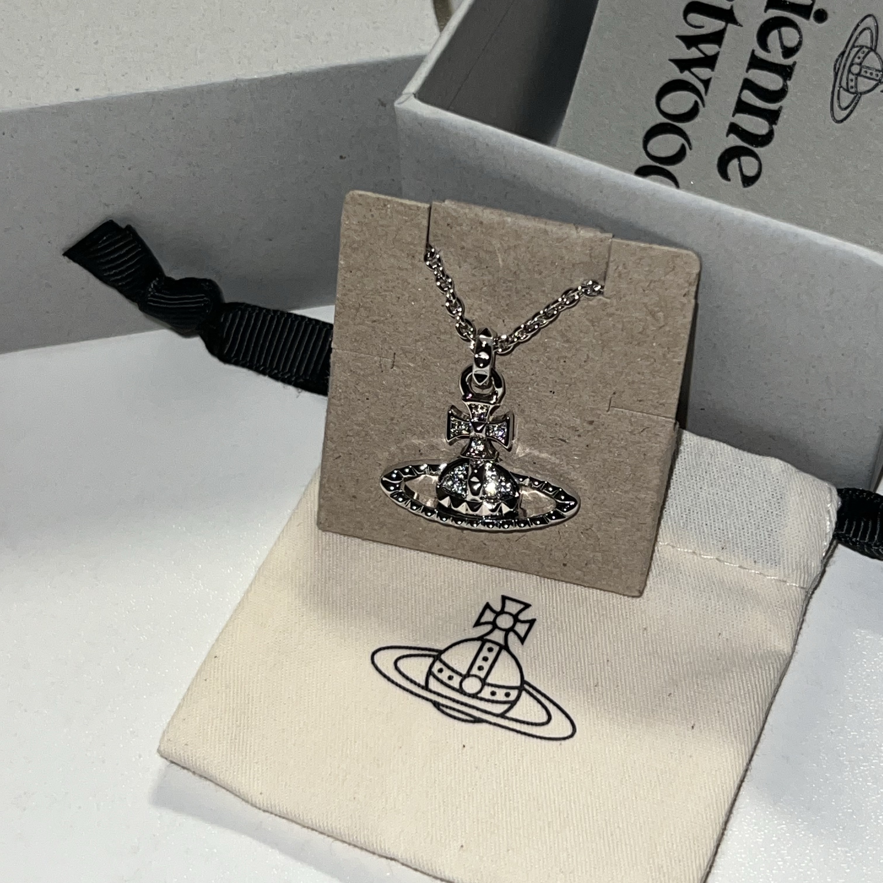 Vivienne Westwood Mayfair Bas Relief Pendant Silver 착용 스타일