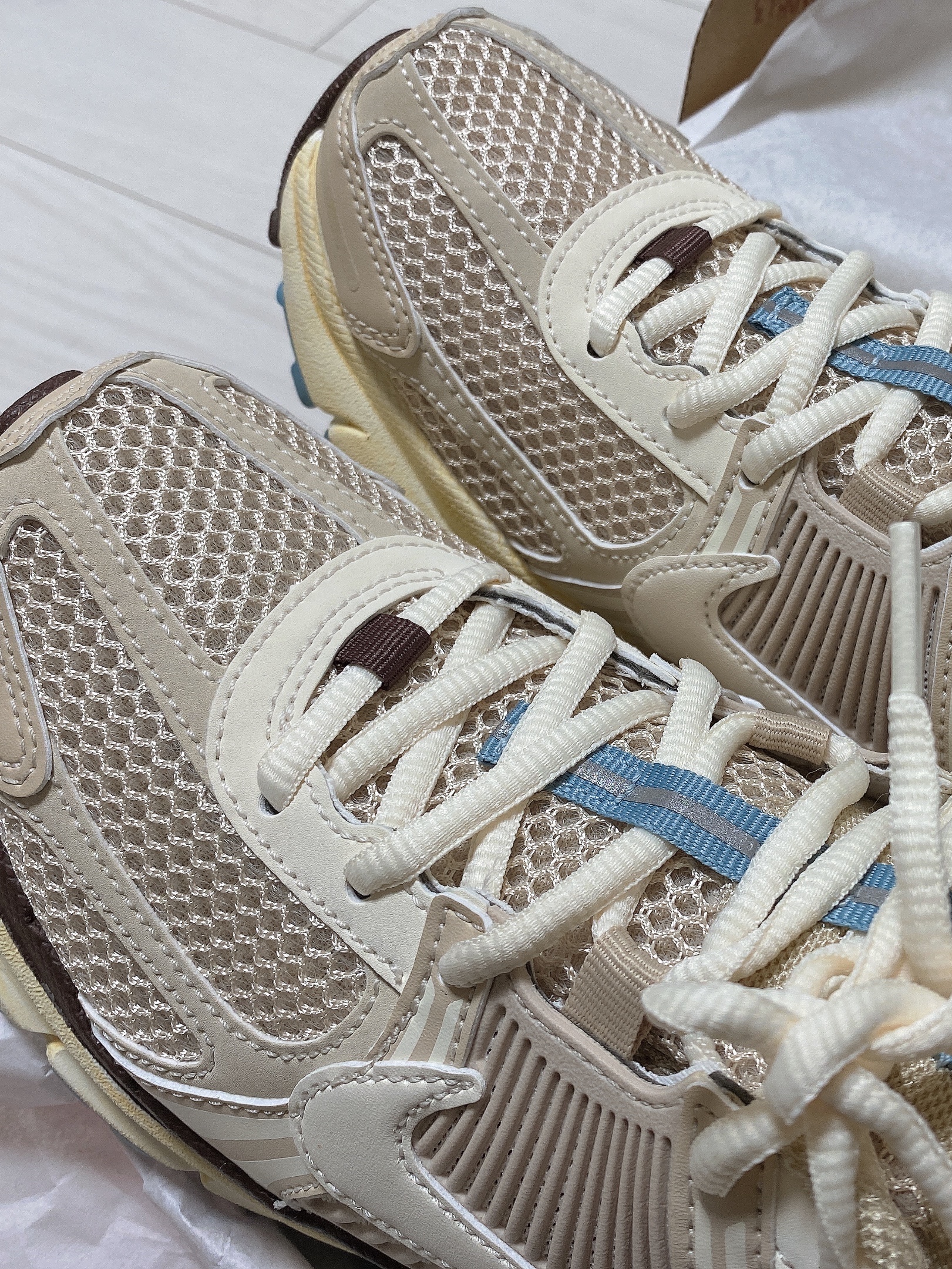 (W) Nike Zoom Vomero 5 Oatmeal 착용 스타일 - 3