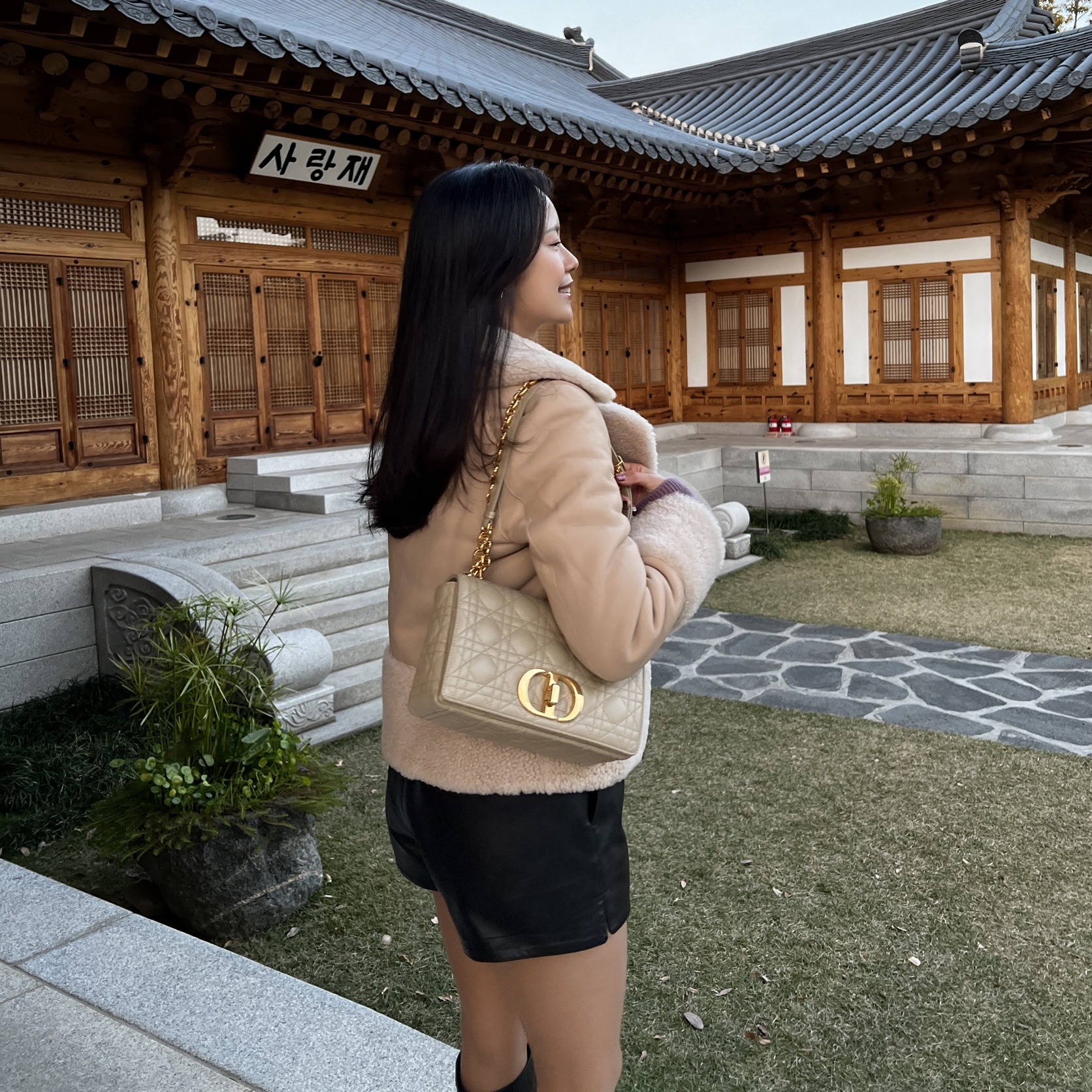 Dior Medium Caro Bag Macrocannage Tweed Embroidery Brown 착용 스타일 - 2