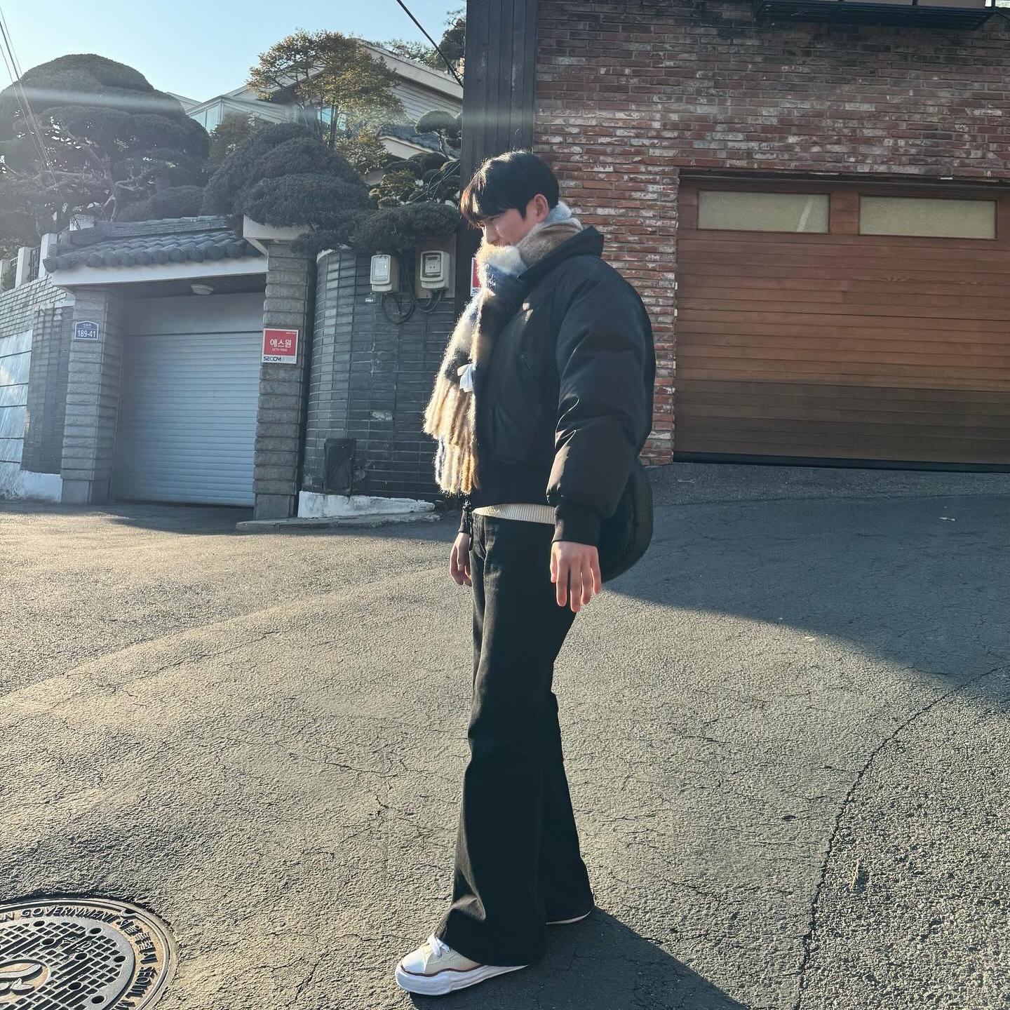 Maison Mihara Yasuhiro Peterson OG Sole Canvas Low-top Sneakers Natural, COS Oversized Mohair Blend Muffler Blue Brown Checked 착용 스타일 - 1