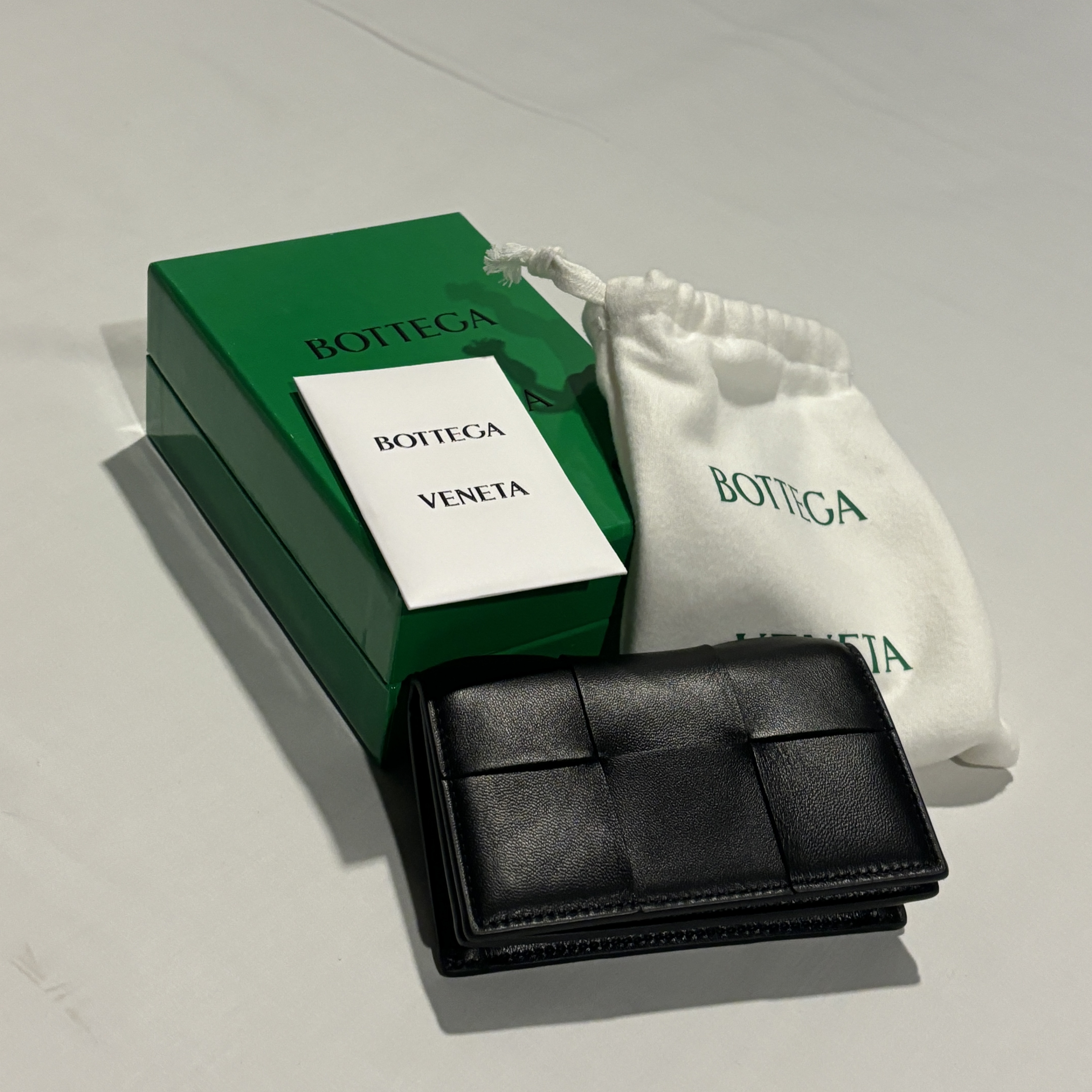 Bottega Veneta Business Card Case Black 착용 스타일 - 1
