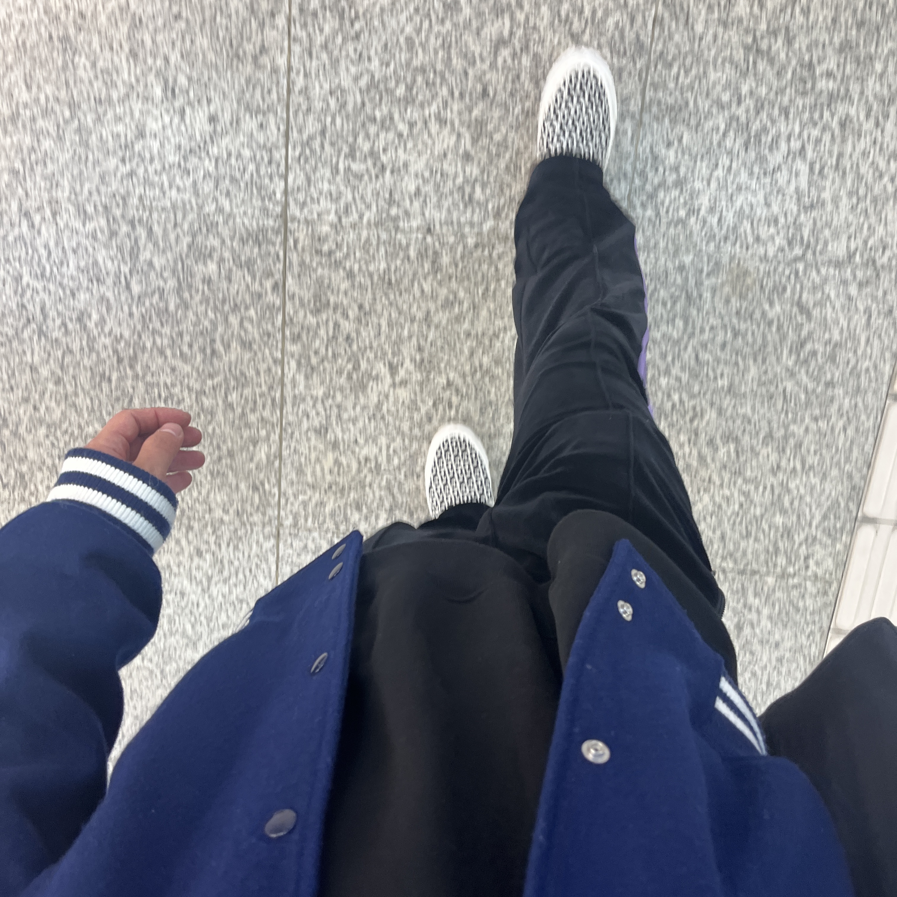 Vans Vault x CDG Slip-On LX White, Needles Narrow Track Pants Velour Black 착용 스타일 - 2