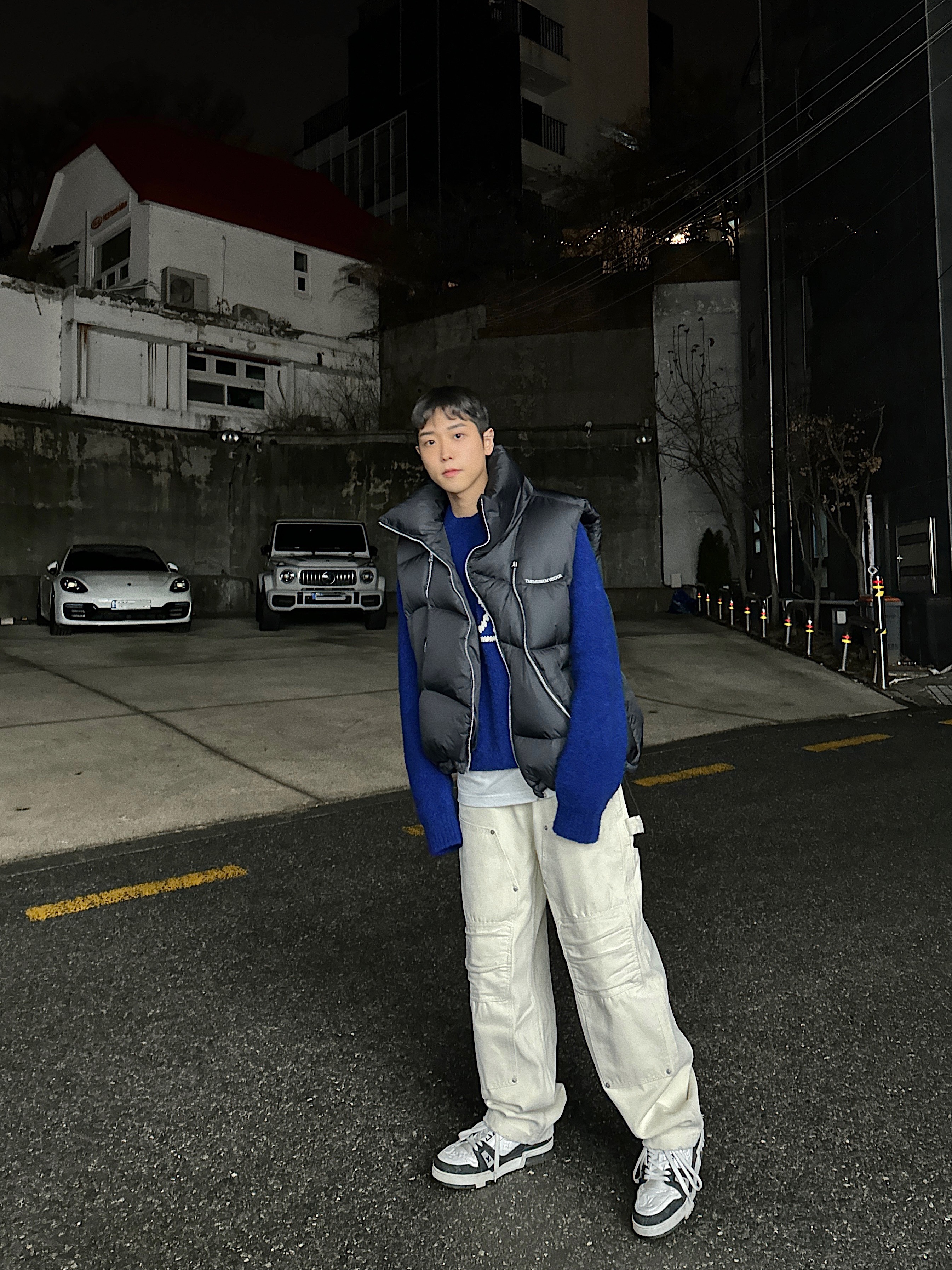 The Museum Visitor KREAM Curved Zipper Puffer Down Vest Glossy Black - 23FW, Louis Vuitton LV Trainer Sneakers Monogram Denim White Black 착용 스타일 - 2