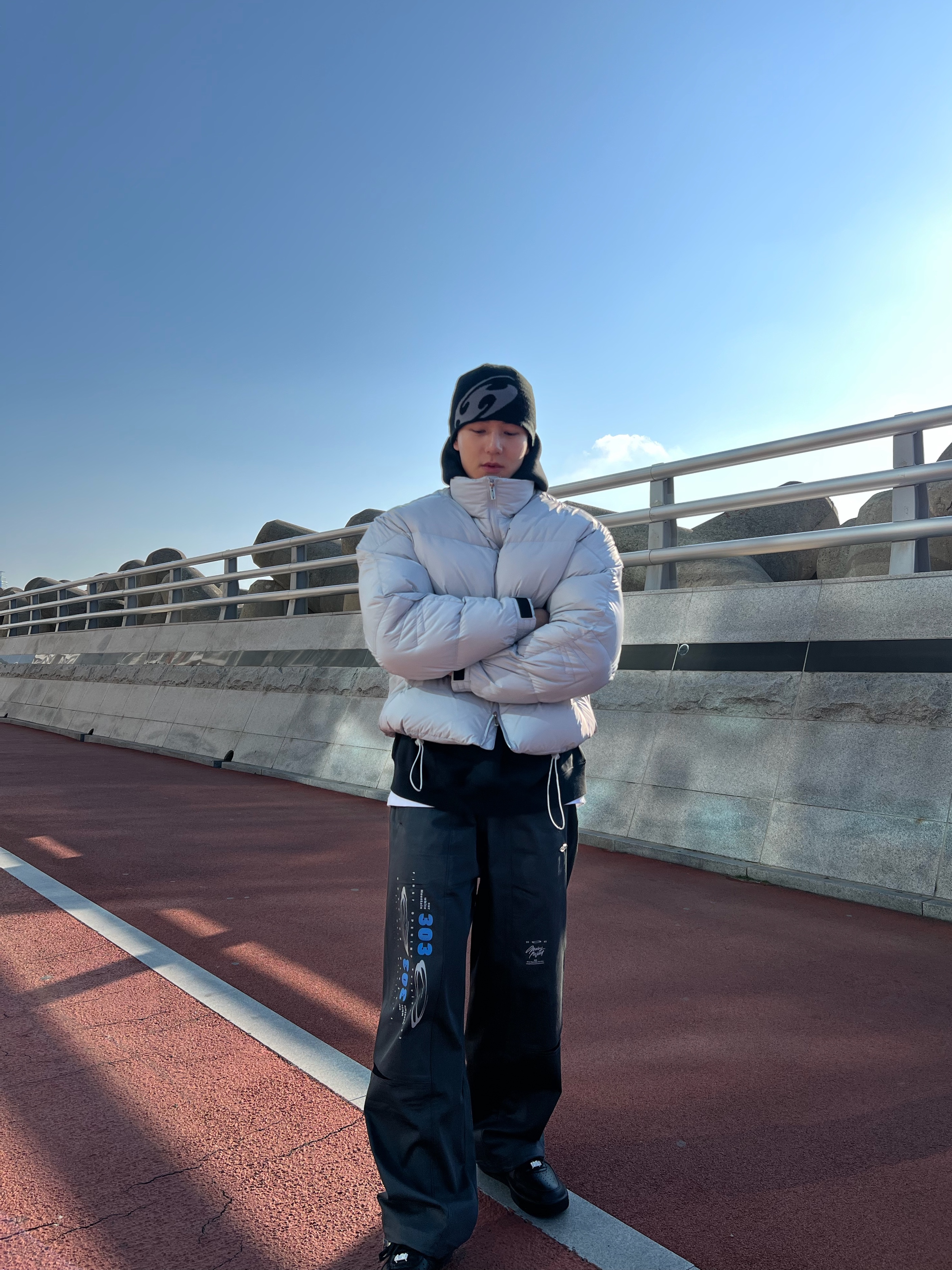 Opening Project Identity Down Jacket Light Grey, Opening Project 303 Stadium Pants Charcoal 착용 스타일 - 1